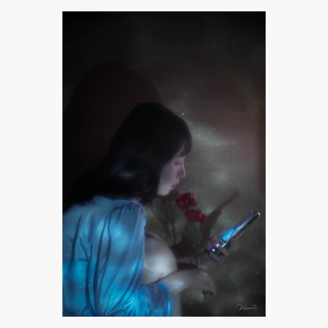 花澄のインスタグラム：「今日はお出かけしたし せっかくメイクもしてるので ノープランだけど撮れたら撮ってみよう、 もしくは画角を探ろう、 というかんじではじめたけれど 撮れなかった。そんな時もある。 椅子やモノを出したり動かしたり カメラを寄せたり引いたり高さを変えたり 服を変えたりしたけど なかなか画が決まらなくて こういう時は2時間半やっても 切ったシャッターは30枚くらい。 ぜんぜん押せない。 いつも画がだいたい決まってから ピントを合わせて あとは枚数を切っていくのだが シチュエーションを定めて スタートラインまでもっていくのに とても時間がかかる。量産はできない。 2枚目ははじめてから3枚目くらいかな。 まだピントもだいたいしか合わせてない。 途中であくびが止まらなくなってしまって 早めの強制終了。（笑） そんなわけで最近は お出かけも最小限にしてる。 仕事以外でわたしの姿を実際に見た人は 極々少ないのでは…？🙄 理由は簡単で制作にとても体力を使うのと そもそもの体力が無尽蔵ではないため。 真夜中までこん詰めてしまう性格なので仕方ないのか。 付き合い悪いけど しばらくは悪いままだな。  Leica M10-P thambar 90mm f2.2  #leica#leicam10p#thambar90mm#thambar#oldlens#オールドレンズ#tokyo#japan#oldlens_tokyo#花澄#kazumiphotography#selfie#selfportrait」