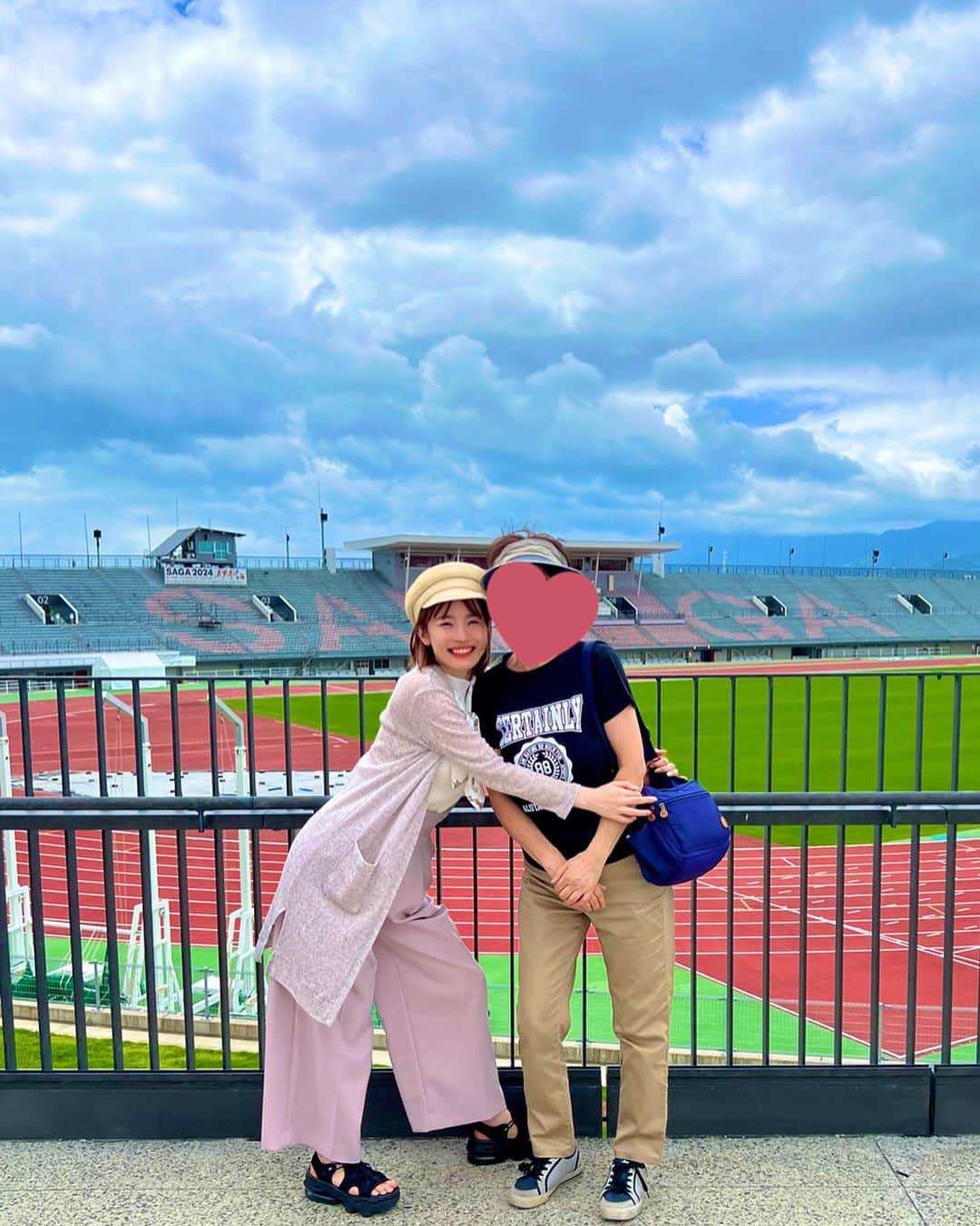 さくまみおのインスタグラム：「「お〜い部長？みんなでバストアップ企画夏はどうなった？」って話よね…ずっと更新出来てなくてごめんなさい🙇🏻‍♀️  自分でもうまく言語化出来なかったんだけど、もう夏も終わるしこのままじゃいけないと思って、頭の中に散らばったパーツをまとめるのってすごく苦手だけど頑張って伝えてみます…！  今私の中に何やらモヤモヤがあるみたいで、動画は撮影済みなのに更新が出来ない状況です😖🤳🏻՞  モヤ① ショート動画は見やすいと好評な声もある一方、過去のバストアップ動画のコメ欄のようにみんなで意見交換し合う感じはあまり見えず、質問に私が答えるだけじゃただの私のQ&Aでみんなでバストアップ企画の趣旨が崩れてるかも…と疑問を感じ始めた (私の力不足で再生を伸ばせてなくて純粋に数と時間が足りないって話かもしれない)  モヤ② 「コレは全部毎日やるんですか？」という質問をいただいて、確かに手順を説明しなきゃと思い台本を作り始めたら…🤔{まずはマッサージから！とか筋トレから！ではなく、"全体把握"が出来てないと根本的に続かないよな…これ伝えるにはショートじゃ無理だな…(2週間悩みロングver撮影まで終了)…でもこんな解説でスッキリするの私くらいで少数派なんじゃないか？みんなもっと一言でサクッとを求めてるのでは…とか悩み始めた  モヤ③ コレが1番大きい気がするけど、実はここ10年くらいずーーーっと"何か違う"って思ってて(YouTube始めるよりもっと前から)、本当にやりたいことが出来てないような、自分じゃないような、我慢してるような…そんな感じ。 でも結果的には成果が出てるし、大勢の人にも喜んでもらえて、それ自体は嬉しいしやりがいもあって自分でもよくわからなくなって、人生ってみんなこんな感じかな？と思ったりもして、でもなぜかドンドン不安と自信が無くなっていって、それにやっとストップがかかったのが10年ぶりに出来た彼氏に秒でフラれたこと(笑) すごいショックだったけど、彼氏さんの方が悲しそうな顔してた気がして"あ、やっぱ今の私ちょっとおかしくなってるんだろうな"って気がついて、本腰入れて自分と向き合う為に、就活生とかがやる自己理解的な取り組み中なのです😂いやはやお恥ずかしい🙈笑 でもおかげでだいぶ自己肯定感復活してきてて、9月末にそれが終わるからそれまでは純粋に忙しいことと、終わってスッキリしてからちゃんとみんなと向き合いたいなと思った  そんなモヤモヤ三銃士を抱えた結果、動けなくなっておりました🙇🏻‍♀️🙇🏻‍♀️🙇🏻‍♀️  こんな長文誰も最後まで読んでくれてないかもしれないし、読んでもうまく伝わったかわからないけど、こんな「週1〜2本動画出す」とか言ったくせに1ヶ月以上勝手に更新止めるようなチャンネルを登録外さずに待っててくれる大切な大好きな部員の皆様には、不器用ながらちゃんと伝えたいなと思って、ちょっと恥ずかしいけど現状を伝えさせていただきました🤦🏻‍♀️////  明日miourのナイトブラ新色販売LIVEとかもあるから「え、部員の悩みに答えるより企業の仕事優先ですか？」って思われたら悲しいなと思ってどうしても今日中に伝えたかった。 1つだけ勘違いしてほしくないのはmiourは企業にやらされているとかではなく、本当に本気でやりがいを感じて全力で作っているブランドです🔥 でも私以外に大勢のスタッフさんも関わってくれていてサクサクこっちだけ表に出る形になるから誤解されるんじゃないかなと思って、せめて大事な人達にだけは私の気持ちを伝えておきたいなと思って書きました。  みんなでバストアップ企画夏を楽しみにしてくれていた方、本当にごめんなさい😔 9月末から色々整い始めると思うので、また企画再開するのか、改変するのかわからないけど改めてお伝えさせてください🙏🏻  最後まで読んでくれた方、本当にありがとうございます🙇🏻‍♀️大好きです！！！  P.S.写真は先日５年ぶりに佐賀に帰省しておかんにパワーを貰ってきたところ☺️🫶🏻」