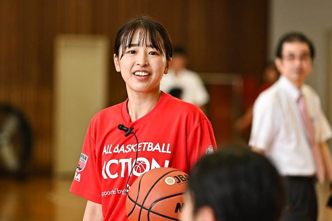 三好南穂さんのインスタグラム写真 - (三好南穂Instagram)「ALL BASKETBALL ACTION Supported by 日本生命 〜ALL BASKETBALLで日本を元気に〜  本日、日本生命さんプレゼンツのイベント、DREAM HOOP PJ @沖縄 に参加させていただきました！ 夢についての授業やバスケットボール教室を通して、子どもたちと交流でき、楽しかったです！ 未来に夢と希望ばかりの子供たちは最高ですね✨  川村さんとは初めてお仕事ご一緒させていただきましたが、1日が終わる頃には初めてとは思えないくらいの距離感まで詰めちゃいました🤣 良いペアということで😁😁  明日からはいよいよW杯が始まりますね🔥 みんなで日本を応援しましょう！ 日本一丸💪  #日本生命  #fibawc」8月24日 22時44分 - i_am_miiiyooo