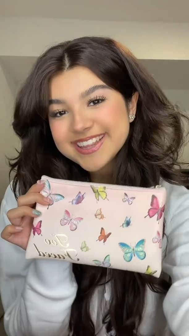 Too Facedのインスタグラム：「RUN DON’T WALK!!! 🏃‍♀️💨 Creative Director in Residence @saraecheagaray has a limited edition kit available on toofaced.com - grab it while it’s still here! 😍💖 #toofaced #tfcrueltyfree」