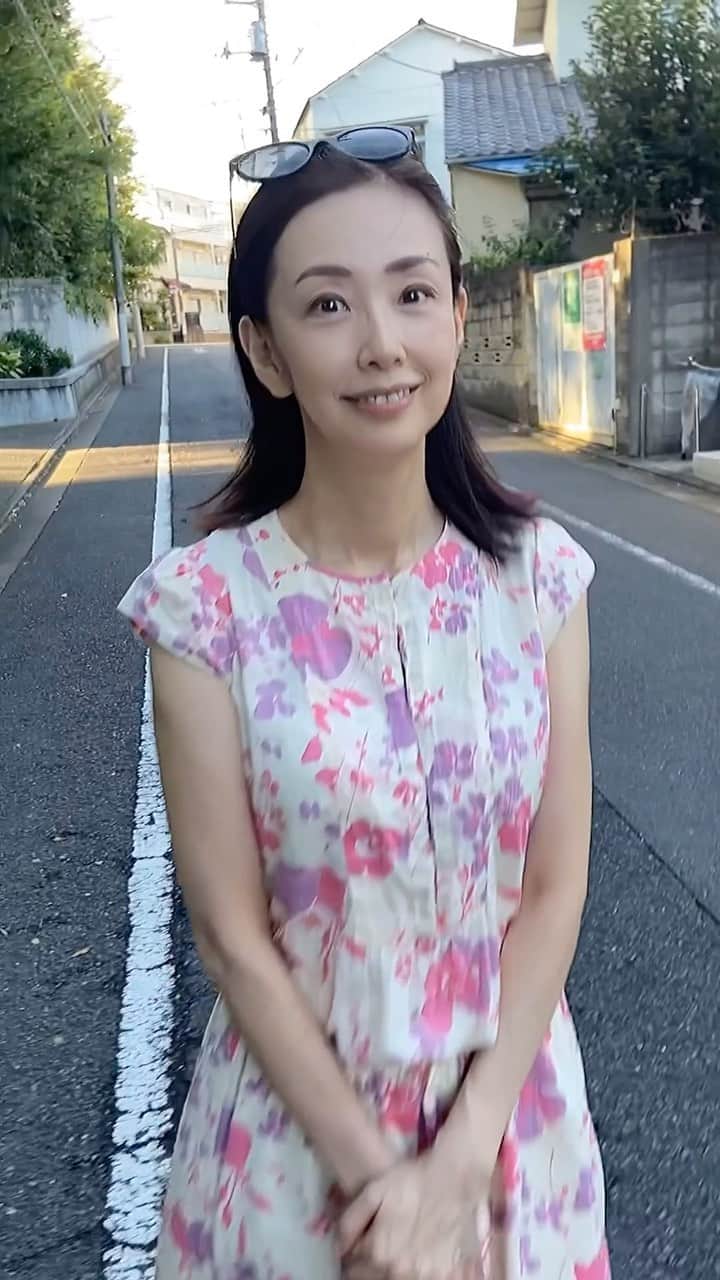 田村翔子のインスタグラム：「ピンクを着ると気分も上がります。 昔から大好きな色です💕 年を重ねるにつれ、着る頻度がどんどん少なくなる色ですが、いつまでも大人のピンクを楽しみたいと思います😊  #ピンク#pinkoutfit #ワンピース#田村翔子」