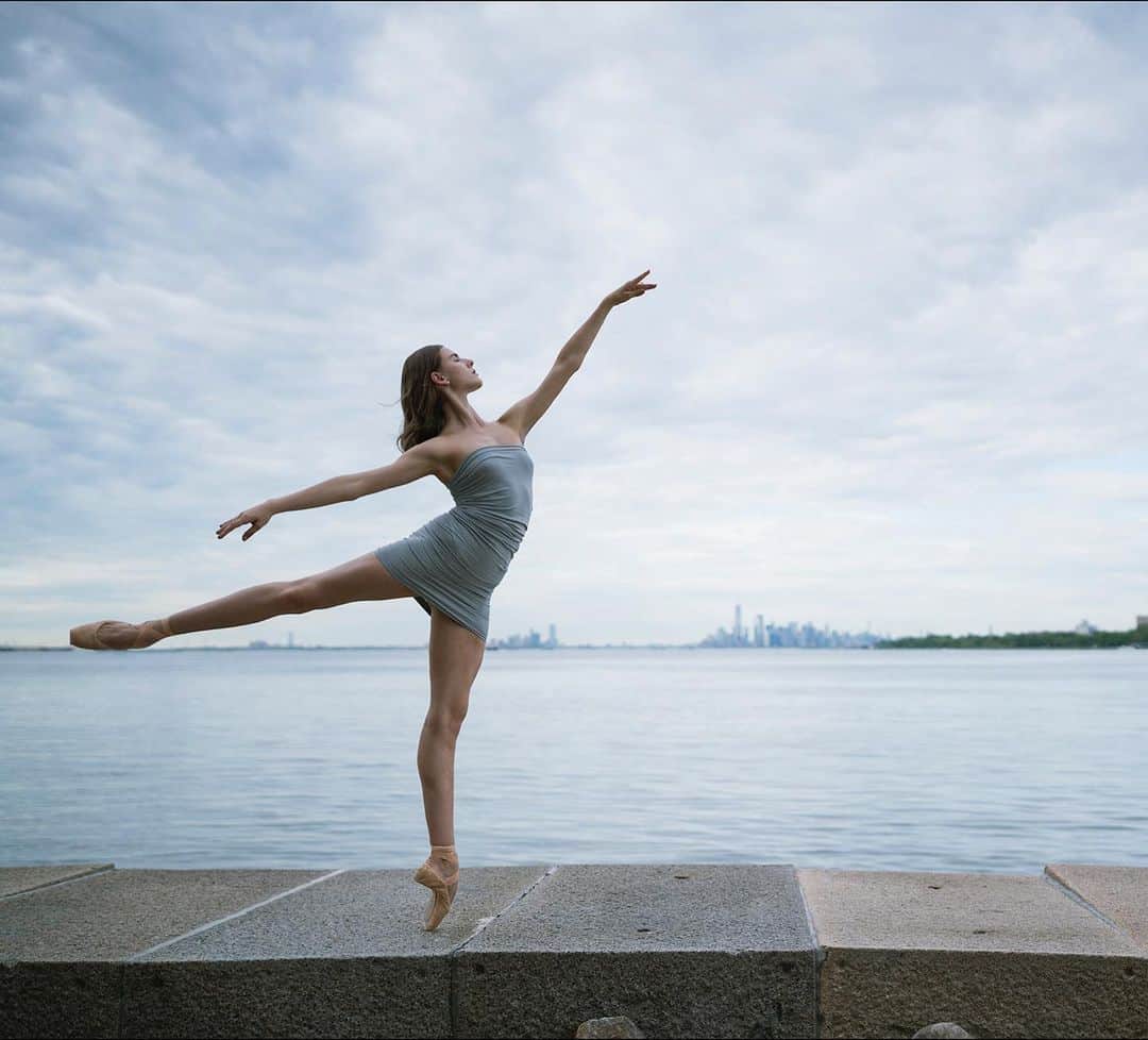 ballerina projectのインスタグラム：「𝐈𝐬𝐚𝐛𝐞𝐥𝐥𝐚 𝐖𝐚𝐥𝐬𝐡 in New York City. 🗽  @isabellalwalsh #ballerinaproject #newyorkcity #ballerina #ballet #dance #wolford #fataldress #pointeshoes #statenisland   Ballerina Project 𝗹𝗮𝗿𝗴𝗲 𝗳𝗼𝗿𝗺𝗮𝘁 𝗹𝗶𝗺𝗶𝘁𝗲𝗱 𝗲𝗱𝘁𝗶𝗼𝗻 𝗽𝗿𝗶𝗻𝘁𝘀 and 𝗜𝗻𝘀𝘁𝗮𝘅 𝗰𝗼𝗹𝗹𝗲𝗰𝘁𝗶𝗼𝗻𝘀 on sale in our Etsy store. Link is located in our bio.  𝙎𝙪𝙗𝙨𝙘𝙧𝙞𝙗𝙚 to the 𝐁𝐚𝐥𝐥𝐞𝐫𝐢𝐧𝐚 𝐏𝐫𝐨𝐣𝐞𝐜𝐭 on Instagram to have access to exclusive and never seen before content. 🩰」
