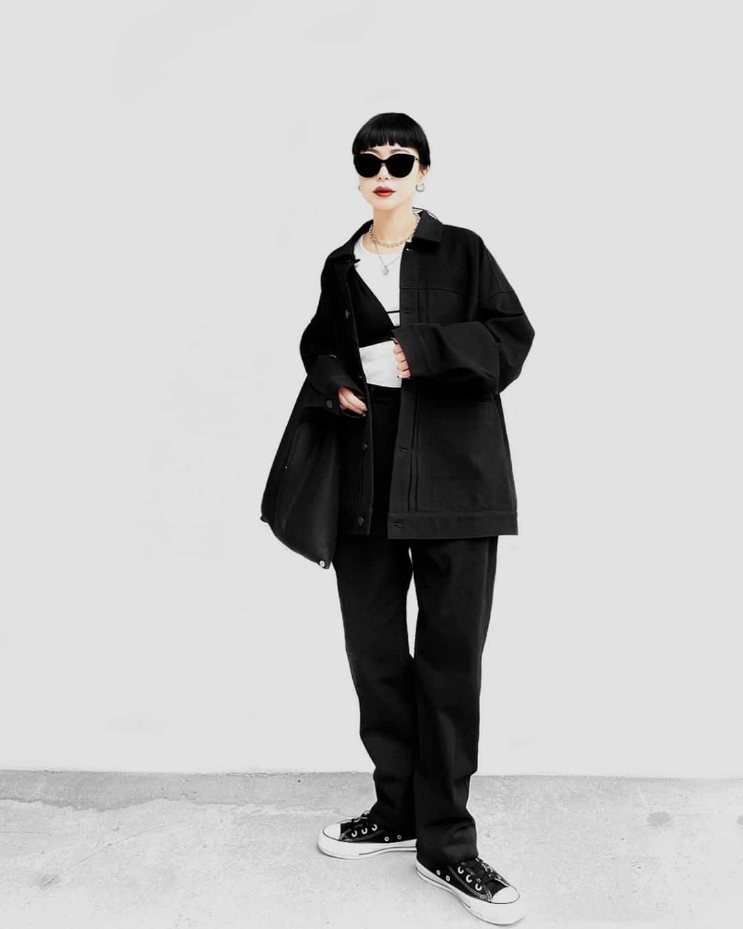 lve_xxxxのインスタグラム：「. . 𝗔𝗶 × 𝗟𝗩𝗘𝗨. ( @lveu.official ) 𝟮𝟬𝟮𝟯 𝗔𝗪 𝗢𝗥𝗜𝗚𝗜𝗡𝗔𝗟 𝗖𝗢𝗟𝗟𝗘𝗖𝗧𝗜𝗢𝗡  PRE ORDER期間中 (9.8 FRI 19:00 - 9.14 THU 18:00)  Limited Price & 2BUY ¥500 OFF‼️  って事で、2BUYでお得にGETの コーデご紹介💁♡  ▪︎ Over denim jacket  ALL BLACKのデニムジャケット🥷  ボタン、ステッチを黒でまとめて ジュアルになりすぎない様に こだわりました✌️  ブラックデニムでボタンが、 シルバーとかのは見かけるけど それだとカジュアル感出るので…  欲しく探したけど、見つからなくて 作りました！(私利私欲、第二弾😂爆)  ドロップショルダー仕様で 中にもガッツリ着込めます✌️  後にタックを入れてており、 立体感が出て、横から見た時に 絶妙なシルエットに✧  お尻がすっぽり隠れる オーバーサイズなので体型カバーも◎  男女兼用でいけちゃいます👍👫  .  ▪︎ Denim bustier all in one  パンツのみ合わせて頂くと デニムセットアップに♡  デニムのセットアップのリクエストを 結構前から頂いていたので、 今回作りました！  着回しめちゃくちゃ出来るので 是非ご検討ください♡  .」