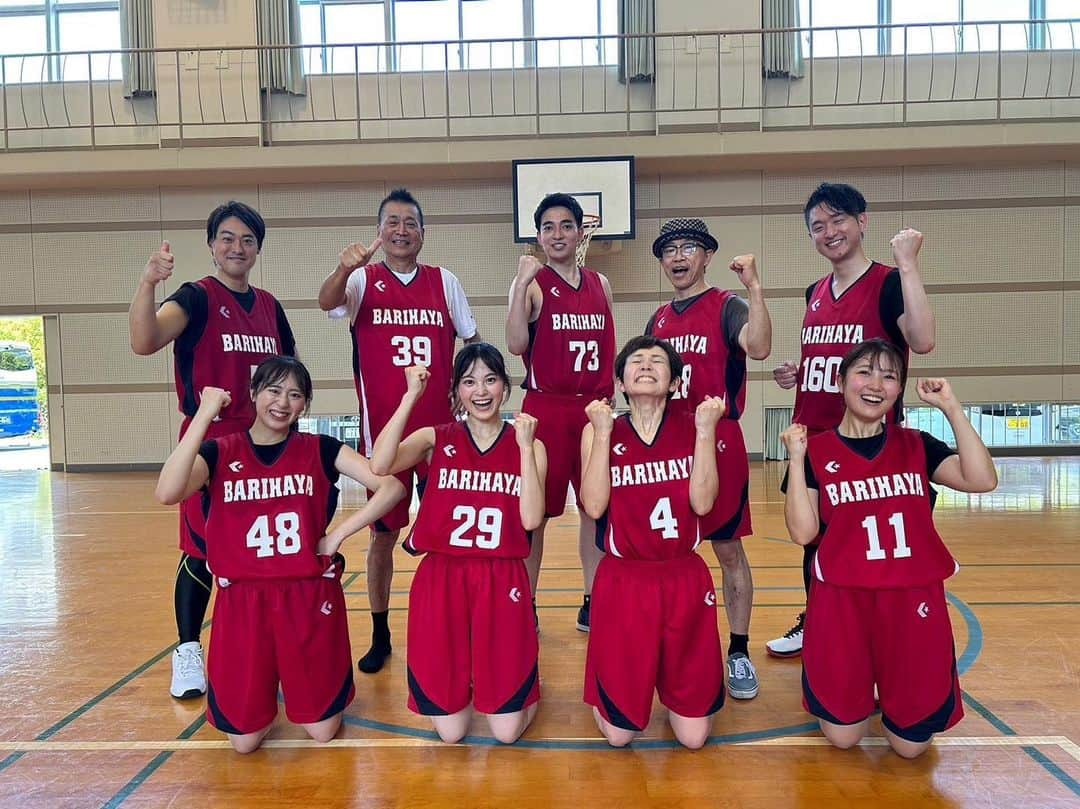 須田健太郎のインスタグラム：「🏀バスケW杯応援企画🏀 バリはやッ！もチームを結成！ 2週間前の練習で右足首捻挫… アクシデントもありましたが、試合には間に合いました！ (ただの運動不足で情けない😢)  あすのバリはやッ！で試合の模様放送されます。  そして、あす🏀W杯開幕！日本代表を応援しましょう📣 #バスケW杯#バリはやッ #バスケ楽しかったなぁ」