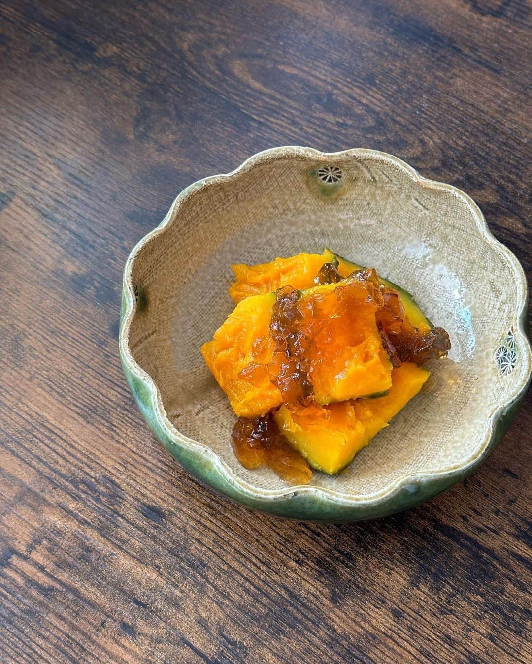 誠子さんのインスタグラム写真 - (誠子Instagram)「南瓜の煮物。夏LOOK🎐  いつものお出汁(お醤油、みりん、砂糖、鬼ころし)にゼラチンを加えてジュレにしました。  涼しげでとっても綺麗。 出汁ジュレ、色んなお料理に使えそうです。🙊✨  #夏煮物 #誠子食堂」8月24日 22時47分 - seiko_1204