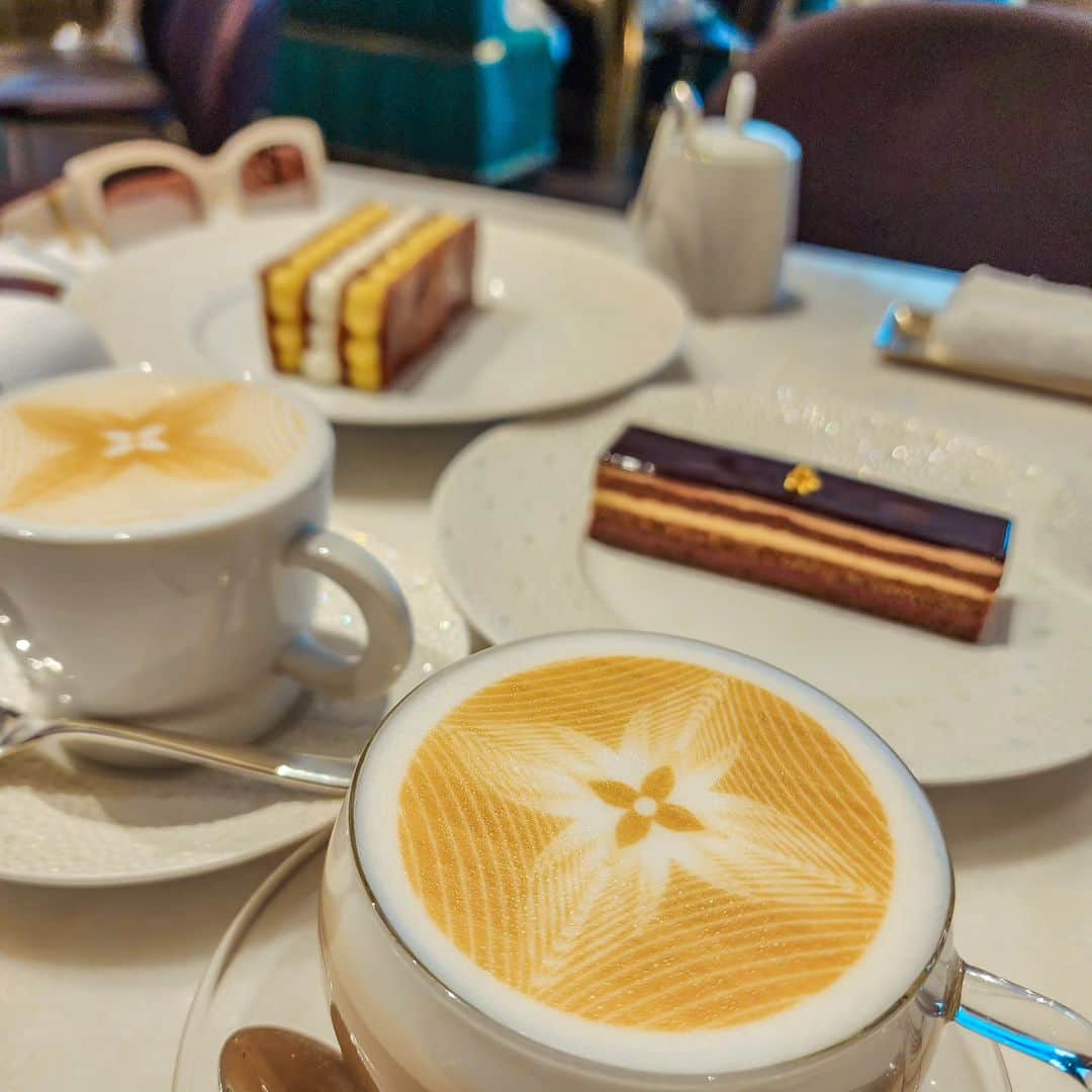 吉松育美さんのインスタグラム写真 - (吉松育美Instagram)「The best millefeuille ever!! 🫠  ここ @lecafev のミルフィーユが本当に本当に美味しかったぁ🥹また食べたい💓  #甘党 #銀座スイーツ #銀座カフェ #ミルフィーユ」8月24日 22時56分 - ikumiyoshimatsu