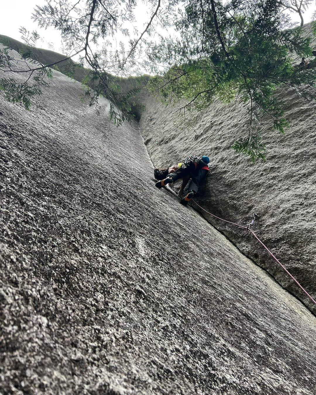 ニナ・カプレツのインスタグラム：「@inespapert is an @arcteryx athlete since more then 20 years, I work with them for 14 years now. It deeply touches me to see how some brands stick to their athletes and support during all the different periods of life.  We’re here in Squamish for the climbing  @arcteryxacademy . It’s a 4 day event where during day we teach clinics and during night we enjoy new films and dance to good music.  Photos of “The great arch”, a 12.d I climbed onsight 11 years ago and with the same fight, I did another retro onsight yesterday. I missed climbing on trad a lot and I feel grateful to be back here on granit.  Join us here in Squamish and share the stoke of climbing! 🤟🤟🤟  #arcteryx #arcteryxacademy」