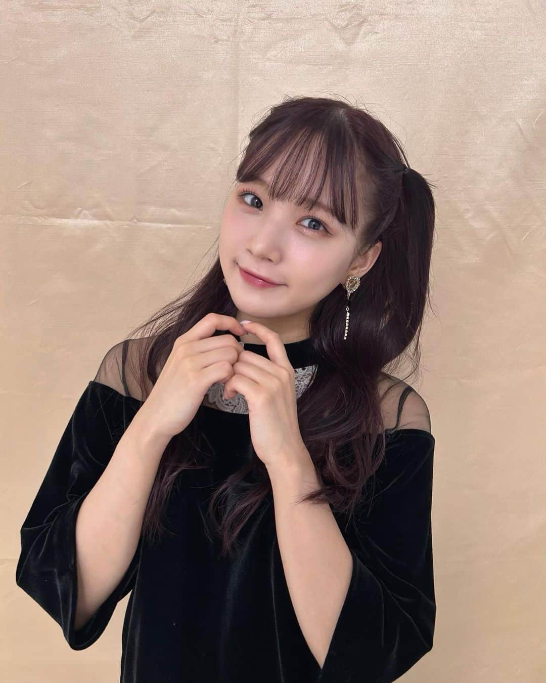稲場愛香のインスタグラム：「🍒🩶 ⁡ Liquemさんとのコラボアクセサリー ついに完成しました😭♥ ⁡ 特設ページも開設されました！ こだわりポイントなど解説しておりますのでチェックお願いします︎︎︎︎︎︎☑︎︎︎︎︎︎︎ ⁡ メイクは高橋有紀さんにしてもらいました🥹 お会いできて嬉しかったです🥰💄 ( @osakana_yuki ) ⁡ ⁡ #Liquem #コラボアクセサリー  #イヤリング #ピアス #リング #チョーカー  #稲場愛香」