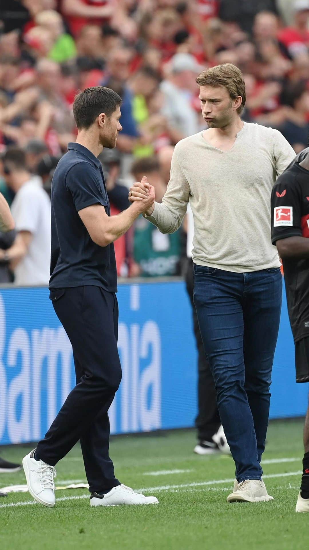 バイエル・レバークーゼンのインスタグラム：「😍 raw emotions 🔥🔥🔥 #Benchcam @xabialonso 🔙 #B04RBL @simonrolfes #XabiAlonso 💪」
