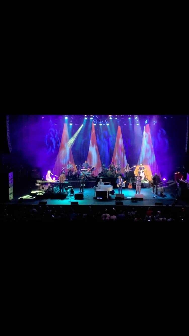 ブライアン・ウィルソンのインスタグラム：「Stylistics great Russell Allen Thompkins Jr. performs “Don’t Worry Baby” with Brian and band at at the Tower Theatre in Upper Darby, suburban Philadelphia, on September 28, 2019.  #russellallenthompkins @thestylisticsofficial #stylistics #dontworrybaby #phillysoul」