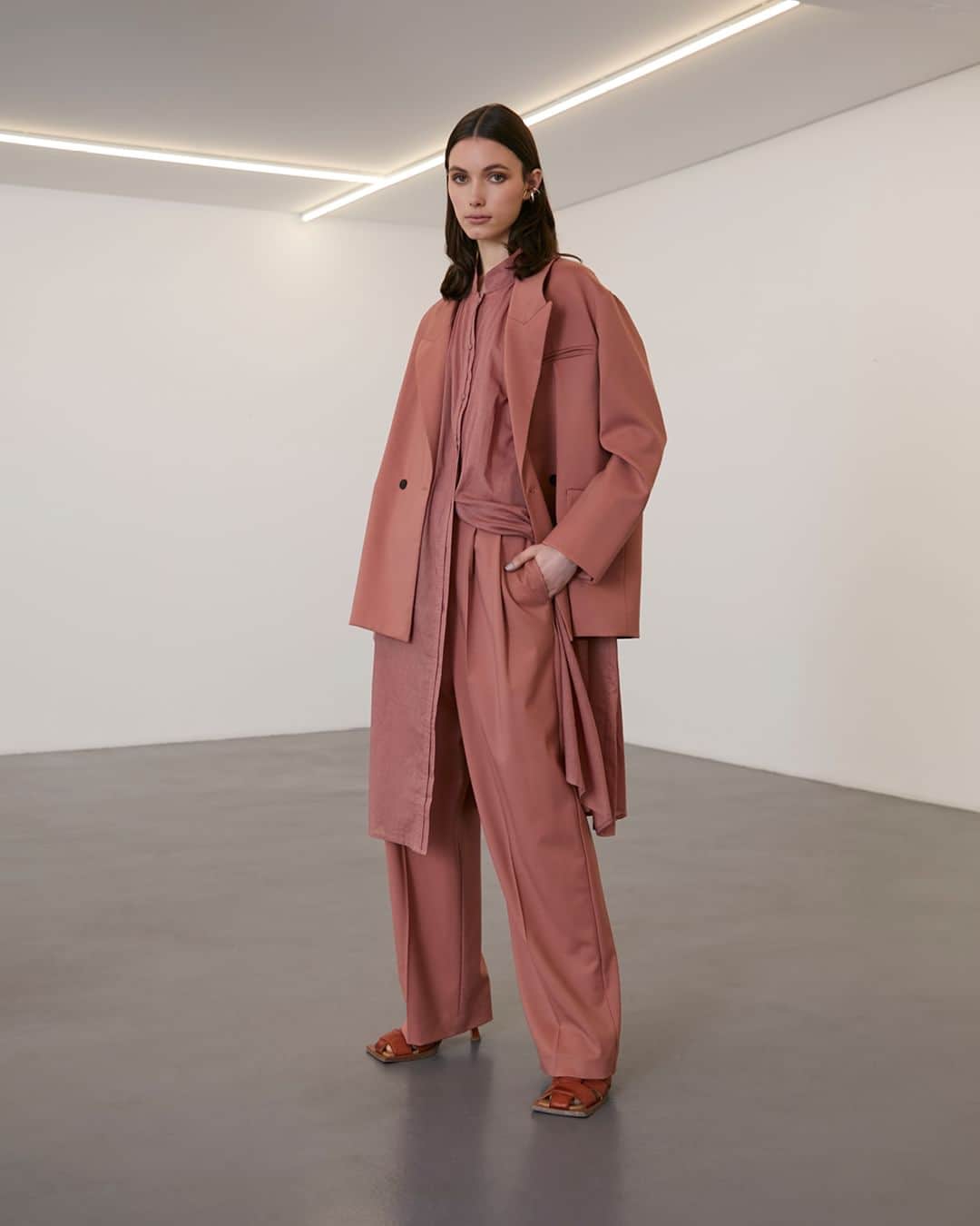 ヴァランティンゴティエのインスタグラム：「CABANE - Collection automne hiver 2023  Les tailleurs oversize déclinés en trois coloris rompent les codes du classique par une coupe moderne et androgyne pour un style singulier, élégant et effortless.  Les mailles, extrêmement douces et moelleuses réchauffent les volumes amples des robes resserrées par des liens, les mini-jupes asymétriques, pantalons façon jupe culotte en cuir et jeans souples à plis uniques. Les manteaux sont volontairement amples et enveloppants, contemporains et un brun nonchalant.   The oversized tailoring, available in three colors, breaks the codes of the classic with a modern androgynous cut for a unique, elegant, and effortless style. The knits, extremely soft and plush, warm the ample volumes of dresses cinched with ties, asymmetrical mini-skirts, leather culottes and supple jeans with unique folds. The coats are intentionally spacious and enveloping, contemporary with a touch of nonchalance.  #valentinegauthier #fw23 #cabane #fallwinter」