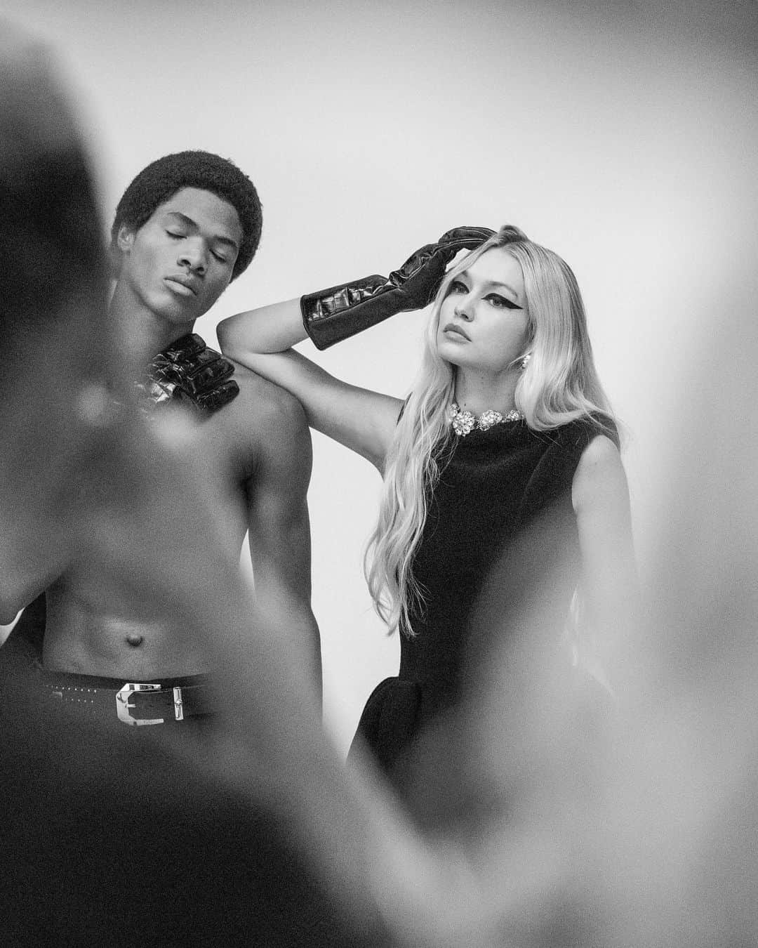 ドナテラ・ヴェルサーチさんのインスタグラム写真 - (ドナテラ・ヴェルサーチInstagram)「Versace's Fall Winter campaign launches today! To celebrate, here are some behind-the-scenes of the shoot. We had the best day!! @versace」8月24日 23時00分 - donatella_versace