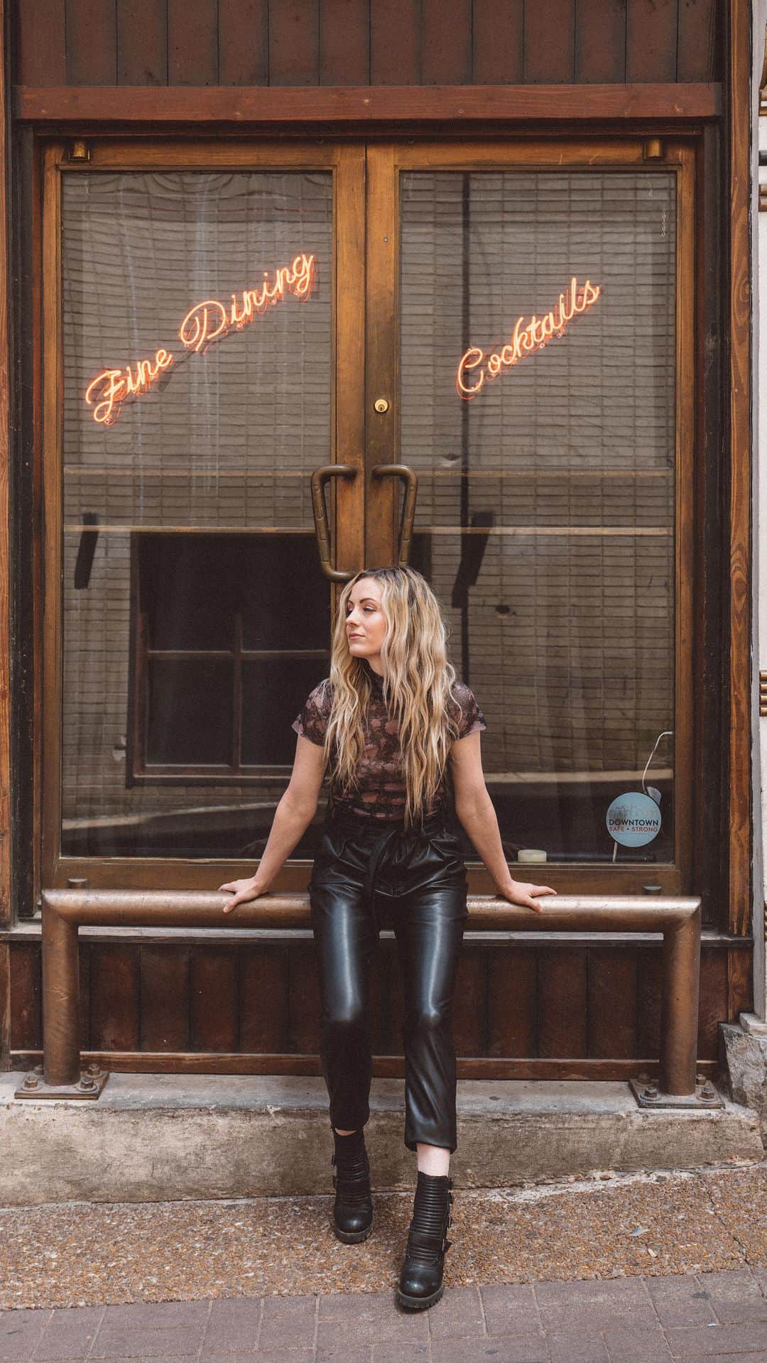 カーリー・ワデルのインスタグラム：「I’ve always wanted to be featured on CMT in some way since I was about 10 years old! And it FINALLY happened! So excited to be featured this week with my music video Just Work!!!! Thanks @cmt y’all are the BEST!!!」