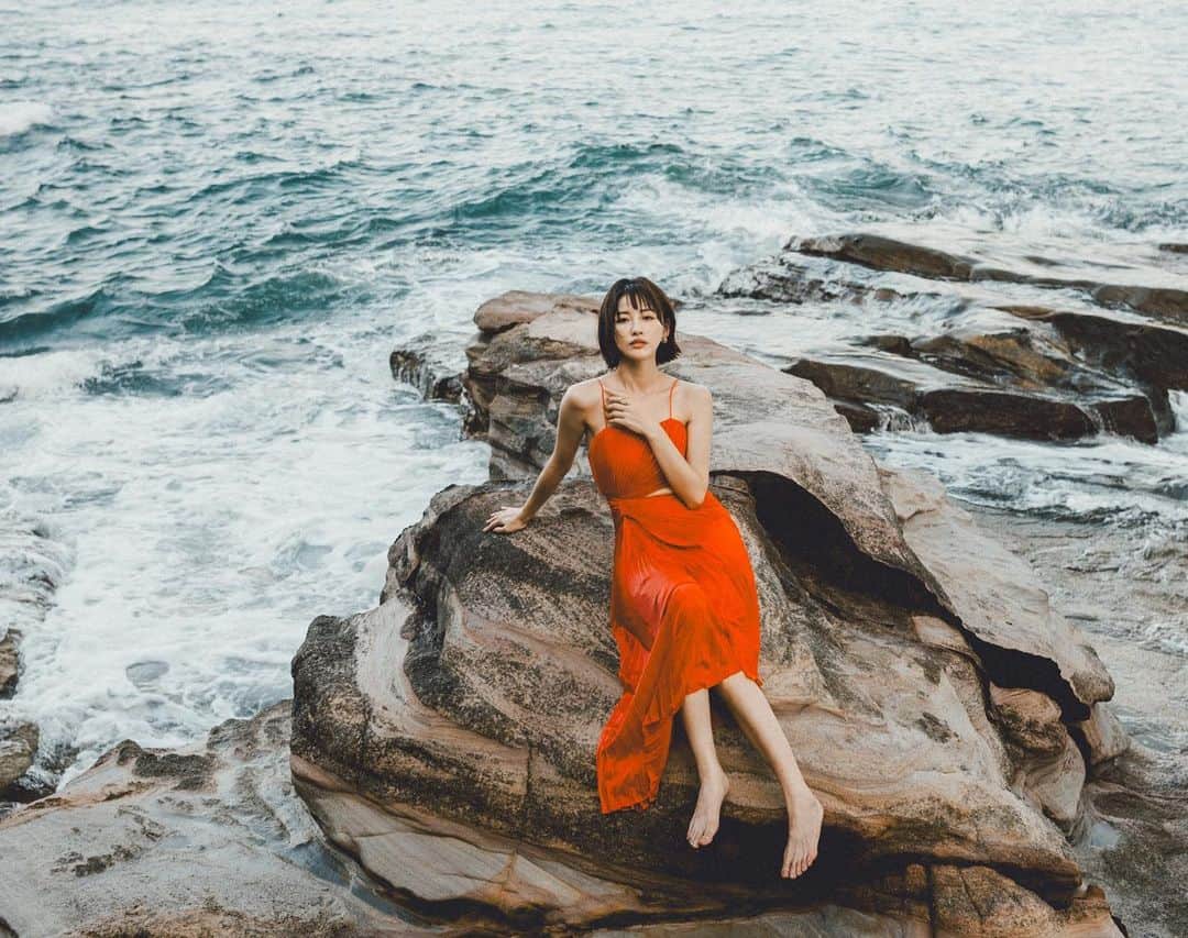 リャン・イーチェン（梁以辰）さんのインスタグラム写真 - (リャン・イーチェン（梁以辰）Instagram)「人會愛上自己所知的事物， 卻更愛未知的事物。🪐🌊  ／  Photograph @autumnscope  Hairstyle @driven.by @chiron_yun  Dress @aliceandolivia」8月24日 23時00分 - yi_chan_liang