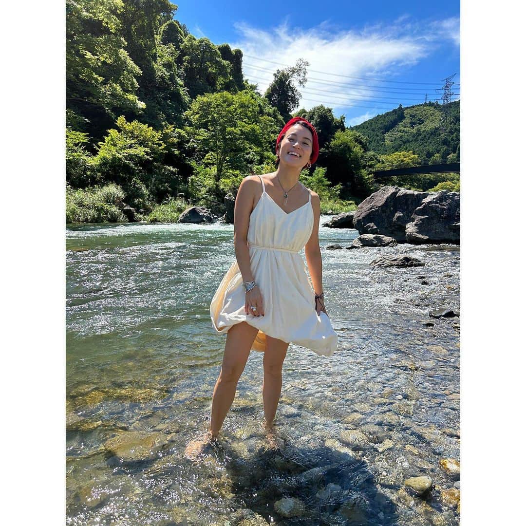 桃生亜希子のインスタグラム：「今日は、大好きなRiyo @shamanriyo に誘われて、地球暦を学びに青梅市までアリス　@arishasegawa と遠出。 　 　縄文土器を造っているartistの大藪さん　@yaburyu のアトリエは、川の目の前ですごく心地よかったな。✨ 　 　時の流れって、なんなんだろう。 　短くなったり、長く感じたり、楽し過ぎて、感覚がなくなったりもする。 　延びたり、縮んだりしているような。、  　グレゴリオ暦が世界で使用されてまだ150年。 　 　もともと私達は、地球🌏から、惑星の位置を意識しながら生きていた。  　「自分が宇宙の一部である。」という感覚を取り戻せれば、体や宇宙のリズムを頭だけではなく、全体で感じられるようになり、ストレスが減り身体の調子が良くなったり、シンクロが増えるというのは分かる気がする。  　元々日本人は、すごい感受性を持っている。 　 　これからの日本が、テクノロジーと共にその感覚を研ぎ澄ませたら、ものすご〜く素敵な国になると思う。  　魅力的な皆さんとの出会いも楽しかったな。🌈✨🙏  　Riyo、アリス、今日出会ったみんな、ありがとう！」