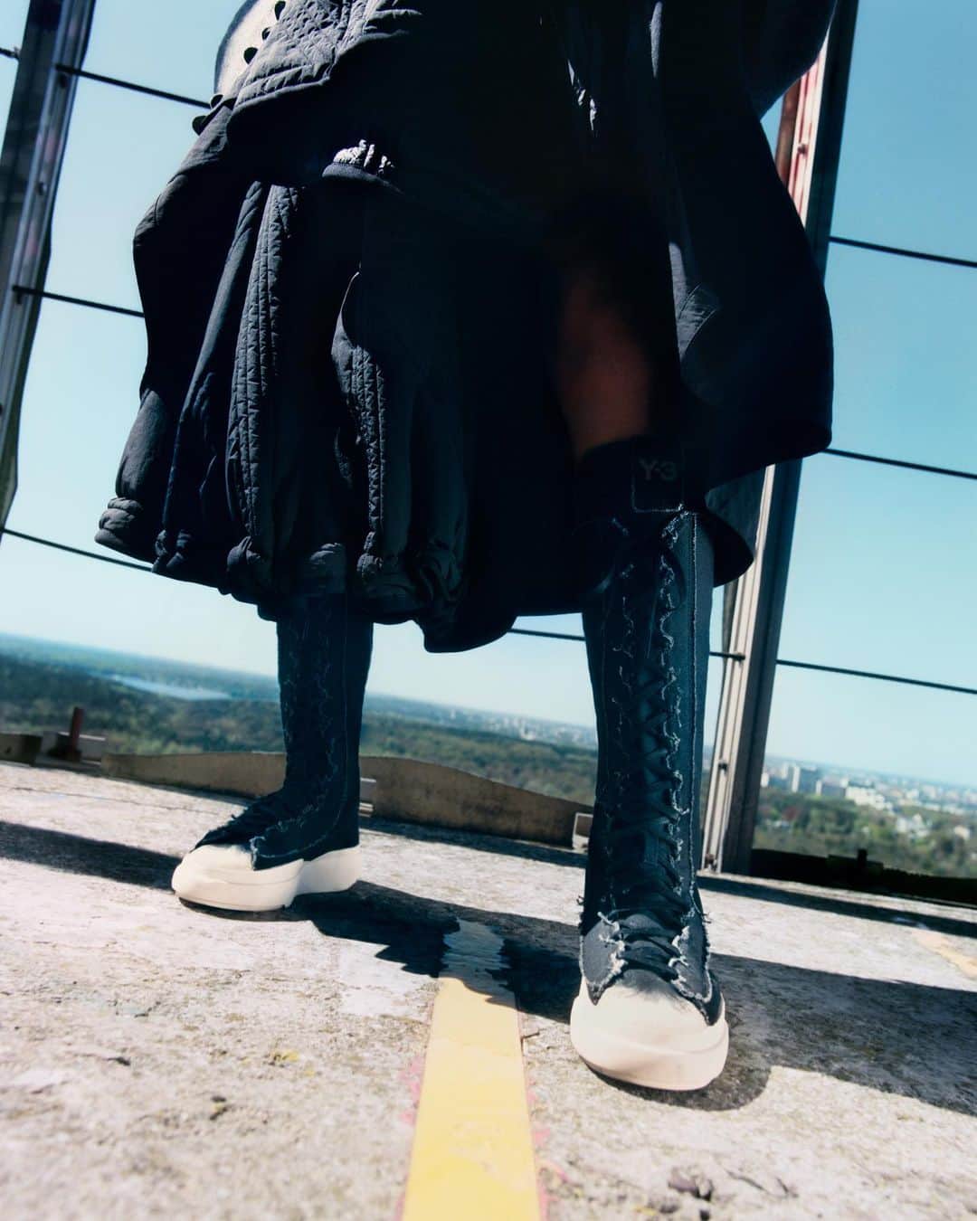 ワイスリーさんのインスタグラム写真 - (ワイスリーInstagram)「Introducing the Y-3 Fall Winter 2023 footwear​ collection, captured by @1engua​  Y-3 Centennial Low and Y-3 Nizza boot.​  #adidas #Y3 #YohjiYamamoto」8月24日 23時01分 - adidasy3
