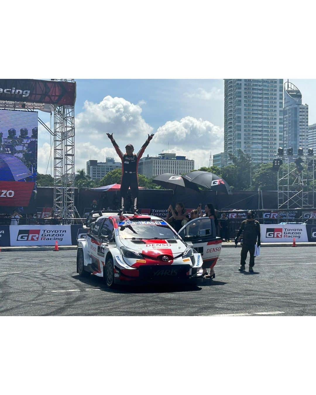 太田麻美さんのインスタグラム写真 - (太田麻美Instagram)「TOYOTA GAZOO Racing FESTIVAL🇵🇭🎉  TGR初の海外でのイベント✨ 会場は沢山の観客で、熱気が凄くて日本とはまた違う盛り上がりでフィリピンでもモリゾウさんの人気が凄くコールまであったりとても熱くて本当に素敵でした👏❤️‍🔥  モリゾウ選手、佐々木雅弘選手、勝田範彦選手によるデモランや日本とフィリピンドライバーさんによる対決もあったり盛り沢山なイベントでした✨  GAZOO LADYもフィリピンの皆さんと交流出来てとても嬉しかったです❤️🖤  〝I LOVE CARS!!! ”  〝I LOVE Philippines”  #gazoolady #toyotagazooracing #toyota #gazooracing #toyotaphilippines #philippines #ガズーレディ #トヨタ #トヨタガズーレーシング #フィリピン #マニラ #フィリピントヨタ」8月24日 23時01分 - asami0523