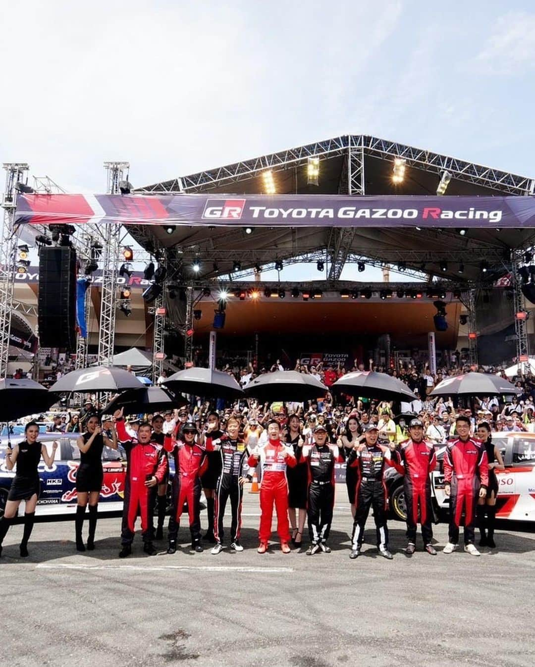 太田麻美さんのインスタグラム写真 - (太田麻美Instagram)「TOYOTA GAZOO Racing FESTIVAL🇵🇭🎉  TGR初の海外でのイベント✨ 会場は沢山の観客で、熱気が凄くて日本とはまた違う盛り上がりでフィリピンでもモリゾウさんの人気が凄くコールまであったりとても熱くて本当に素敵でした👏❤️‍🔥  モリゾウ選手、佐々木雅弘選手、勝田範彦選手によるデモランや日本とフィリピンドライバーさんによる対決もあったり盛り沢山なイベントでした✨  GAZOO LADYもフィリピンの皆さんと交流出来てとても嬉しかったです❤️🖤  〝I LOVE CARS!!! ”  〝I LOVE Philippines”  #gazoolady #toyotagazooracing #toyota #gazooracing #toyotaphilippines #philippines #ガズーレディ #トヨタ #トヨタガズーレーシング #フィリピン #マニラ #フィリピントヨタ」8月24日 23時01分 - asami0523