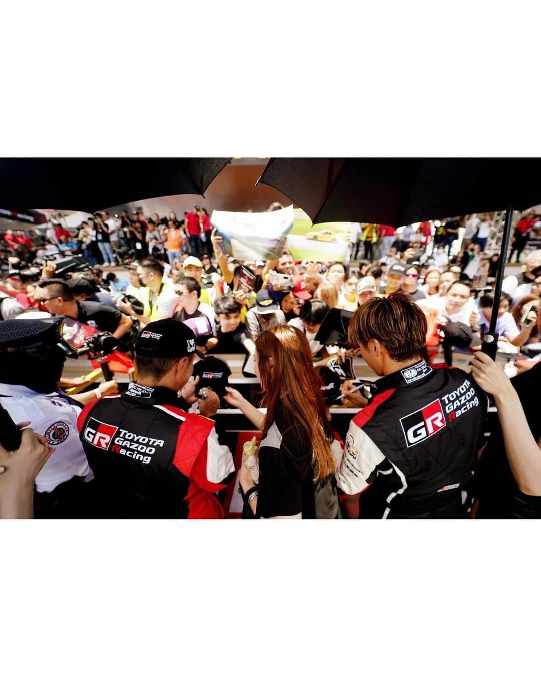 太田麻美さんのインスタグラム写真 - (太田麻美Instagram)「TOYOTA GAZOO Racing FESTIVAL🇵🇭🎉  TGR初の海外でのイベント✨ 会場は沢山の観客で、熱気が凄くて日本とはまた違う盛り上がりでフィリピンでもモリゾウさんの人気が凄くコールまであったりとても熱くて本当に素敵でした👏❤️‍🔥  モリゾウ選手、佐々木雅弘選手、勝田範彦選手によるデモランや日本とフィリピンドライバーさんによる対決もあったり盛り沢山なイベントでした✨  GAZOO LADYもフィリピンの皆さんと交流出来てとても嬉しかったです❤️🖤  〝I LOVE CARS!!! ”  〝I LOVE Philippines”  #gazoolady #toyotagazooracing #toyota #gazooracing #toyotaphilippines #philippines #ガズーレディ #トヨタ #トヨタガズーレーシング #フィリピン #マニラ #フィリピントヨタ」8月24日 23時01分 - asami0523