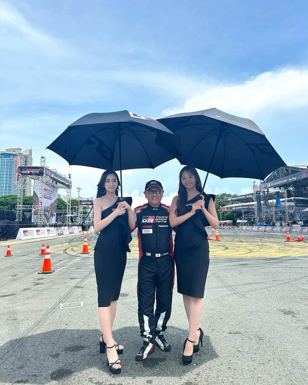 太田麻美のインスタグラム：「TOYOTA GAZOO Racing FESTIVAL🇵🇭🎉  TGR初の海外でのイベント✨ 会場は沢山の観客で、熱気が凄くて日本とはまた違う盛り上がりでフィリピンでもモリゾウさんの人気が凄くコールまであったりとても熱くて本当に素敵でした👏❤️‍🔥  モリゾウ選手、佐々木雅弘選手、勝田範彦選手によるデモランや日本とフィリピンドライバーさんによる対決もあったり盛り沢山なイベントでした✨  GAZOO LADYもフィリピンの皆さんと交流出来てとても嬉しかったです❤️🖤  〝I LOVE CARS!!! ”  〝I LOVE Philippines”  #gazoolady #toyotagazooracing #toyota #gazooracing #toyotaphilippines #philippines #ガズーレディ #トヨタ #トヨタガズーレーシング #フィリピン #マニラ #フィリピントヨタ」