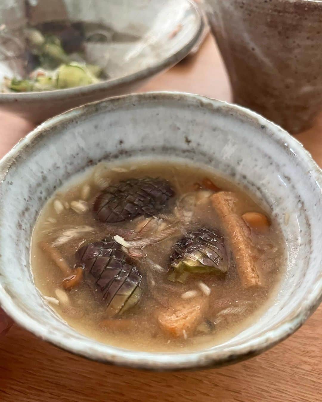 加藤ローサのインスタグラム：「1月に @tabiiro_focal の撮影で作った味噌が完成しました〜作るだけでも楽しかったのに、ほっといていたら美味しいお味噌になるなんて。。2度楽しめてる。嬉。  写真はナスの味噌汁です。あまったミョウガを入れてます。一気に夏味。  甲子園も閉幕しましたね〜107年前から野球があった事に驚き。靴もまだ履かない時代ですよね。まさか下駄でやってないよね？裸足の可能性はあるか。100年前の日本について検索しちゃいました。  夏休みも残り1週間。ふぁいと。」