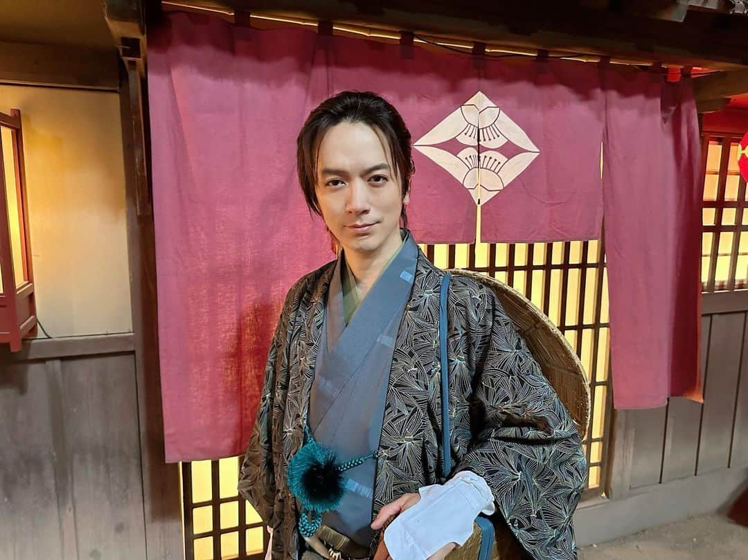 DAIGOのインスタグラム：「人生で初めて、時代劇に出演します。  明日から放送です。  NHK-BSﾌﾟﾚﾐｱﾑ・BS4K  『雲霧仁左衛門6』  8/25　19:30～20:13  まさか本格時代劇の世界に足を踏み入れることになるとは！  与之助という役です  雲霧仁左衛門という長年愛されている作品に出演できて光栄です。  主演　中井貴一さん  是非みなさんご覧ください！  #雲霧仁左衛門6 #与之助 #時代劇 #どう #新しいよね #お楽しみに」