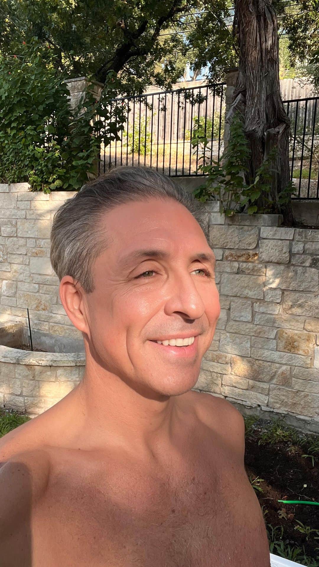 デイヴ・アスプリーのインスタグラム：「45° cold plunge with a beautiful Q&A about Alzheimer’s, eating on a budget, toxic mold, and burning man!」
