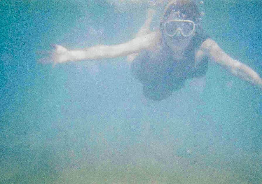 池添俊亮さんのインスタグラム写真 - (池添俊亮Instagram)「数年前に買った防水の写ルンです、やっとこの夏に出番が来ました📷🏖️  水辺に行く機会があまりにもなくてクローゼットで長く眠っていたので、現像できて嬉しい。 水中のフィルムってなんだか不思議で良いですね。  #防水写ルンです #フィルムカメラ #filmcamera」8月24日 23時09分 - zoe_boy_0427