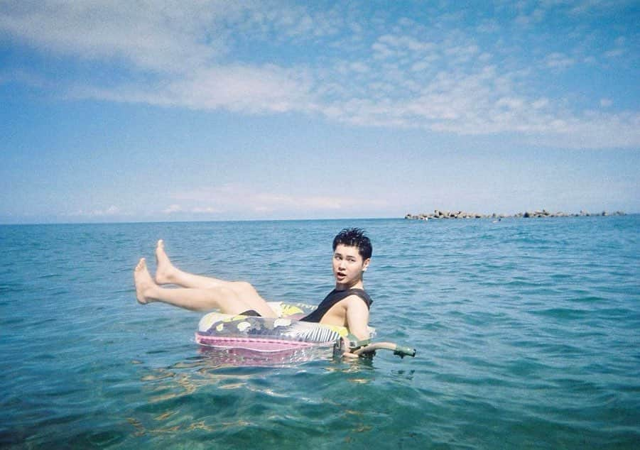 池添俊亮さんのインスタグラム写真 - (池添俊亮Instagram)「数年前に買った防水の写ルンです、やっとこの夏に出番が来ました📷🏖️  水辺に行く機会があまりにもなくてクローゼットで長く眠っていたので、現像できて嬉しい。 水中のフィルムってなんだか不思議で良いですね。  #防水写ルンです #フィルムカメラ #filmcamera」8月24日 23時09分 - zoe_boy_0427