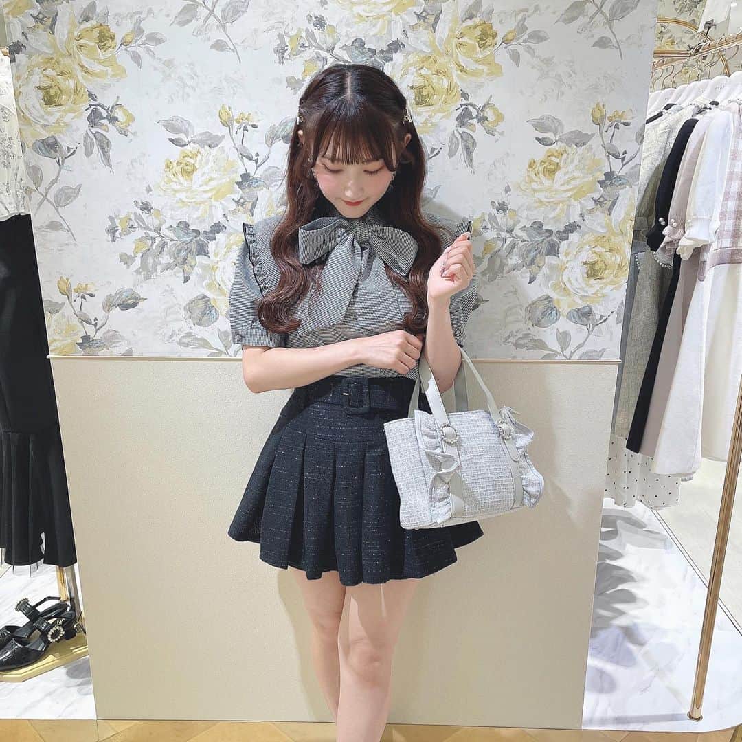 のインスタグラム：「♡  8/25よりNovelty Fair Start🫧✨  ¥18,000以上お買い上げのお客様に オリジナルビジューツイードバッグプレゼント 🎀 color ♡  OW / PI / IGY / BK ※無くなり次第終了となります。  これからの季節にぴったりな ラメ感のあるツイードのバッグ🫧💕 中も大容量入るサイズ感でファスナー付きです！ さらにショルダーにもできちゃう天才アイテム🫣🫶🏻✨  豪華すぎるのでぜひevelynのお洋服 と一緒にゲットしてください🫣🩷  #evelyn #エブリン #ガーリーコーデ #甘めスタイル #甘めコーデ #清楚コーデ #可愛い  #girly #feminine #パステル #girl #低身長コーデ #l4l #f4f #follow #フォロー #ファッション #fashion #ootd #evelynコーデ #フェミニンコーデ」