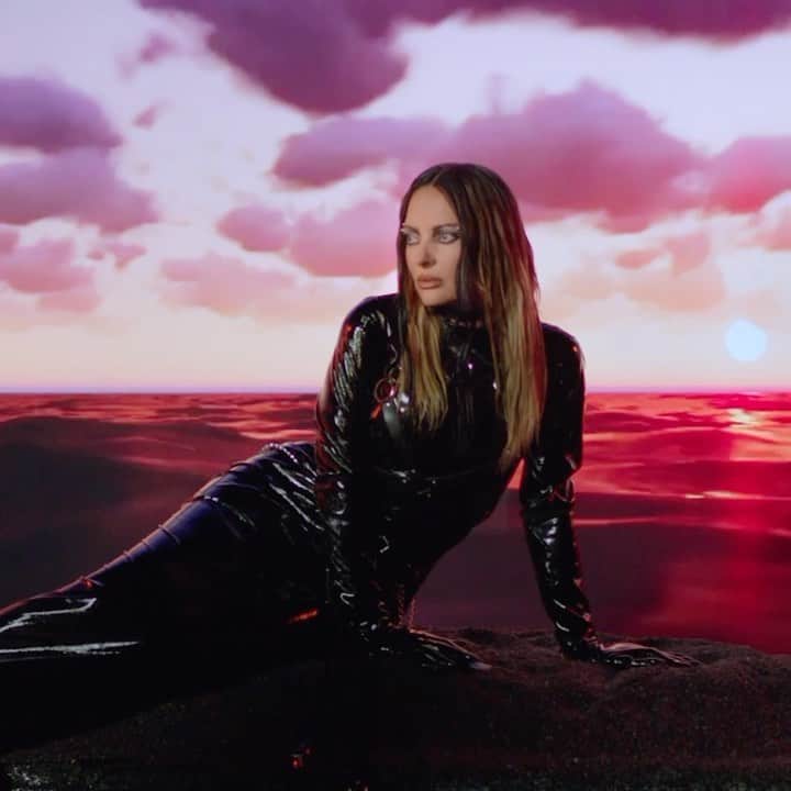 Delia Matacheのインスタグラム：「Sirena apeloooorrr 🧜🏻‍♀️🧜🏻‍♀️🧜🏻‍♀️🧜🏻‍♀️ @conte_casanova @roka.records #contecasanova #coversong #romacommunity #romamusic #sirenaapelor」
