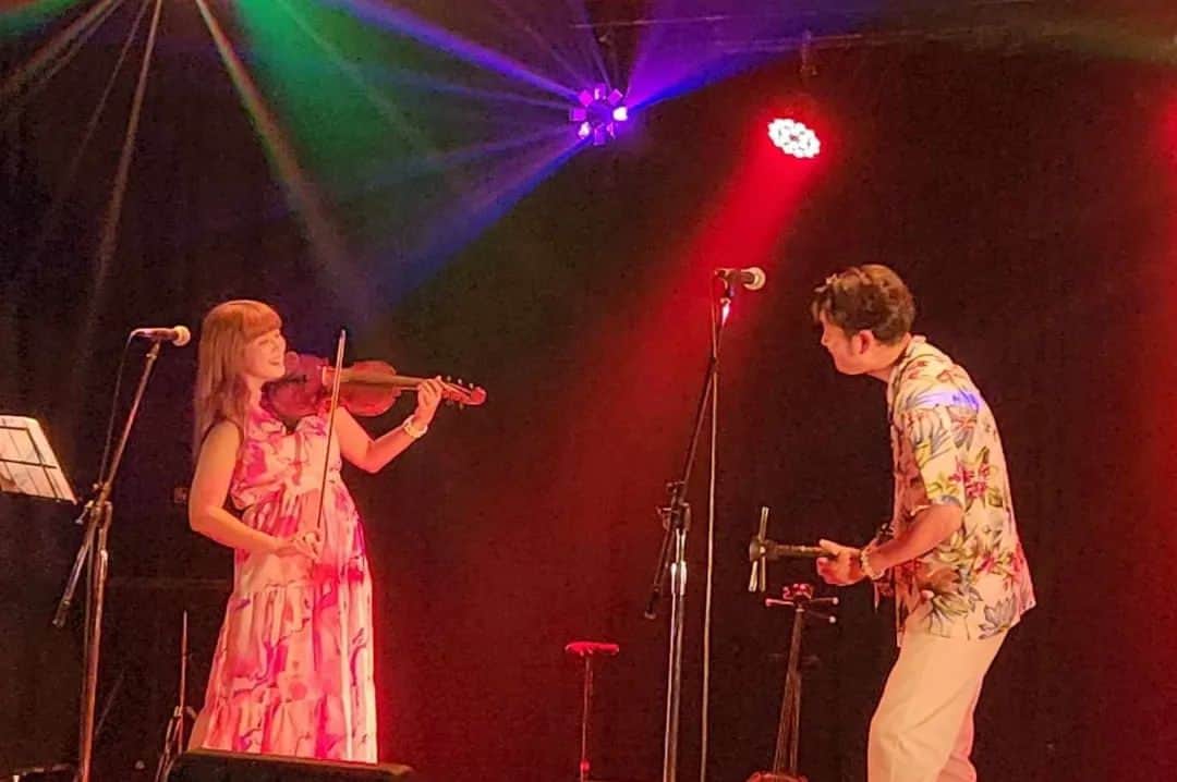 のインスタグラム：「みなさん、夏のラストライブ♪ お越しくださり誠にありがとうございました✨  8月最後に楽しいひとときでした🌺🌴🍍  遠方から、沖縄からお越しくださったみなさま、モッズの喜屋武さん＆スタッフのみなさん、サポートゆいこさん、  本当にありがとうございました✨  また、是非めんそーれ〜✨  伊禮俊一HP https://peraichi.com/landing_pages/view/shunirei/」