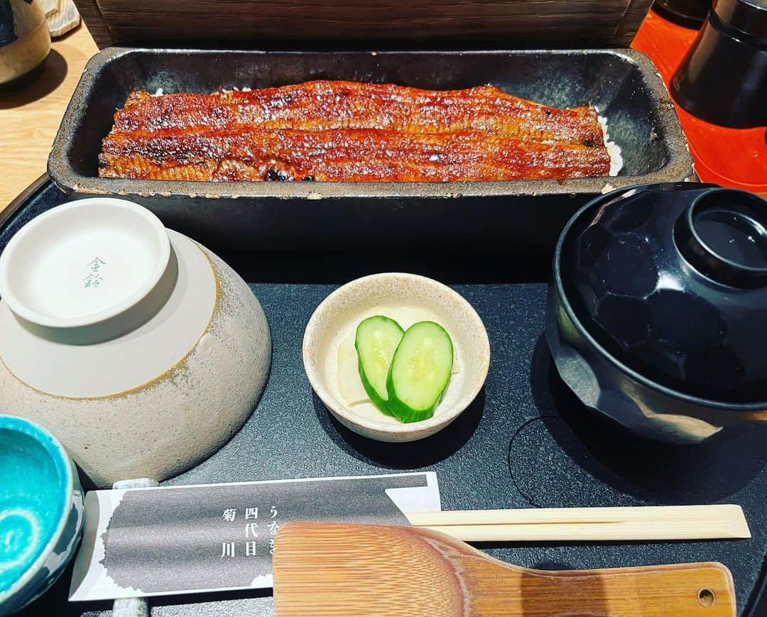 やまだひさしのインスタグラム：「孤独じゃないグルメ 贅沢な逸品。 いっぽんうなぎー！！ 今回はコースだったので、白焼や肝も食べられて大満足。ひつまぶしよりこっちが好みだわ。 海外では鰻を食べる習慣がない国のほうがほとんどなので、見た目と味のギャップ食材としては上位にランクインするだろうなぁw インバウンドでお越しの皆様、勇気を振り絞って是非ご賞味あれ！ #やまだひさし #ラジオ #DJ #グルメ #鰻 #大好き」