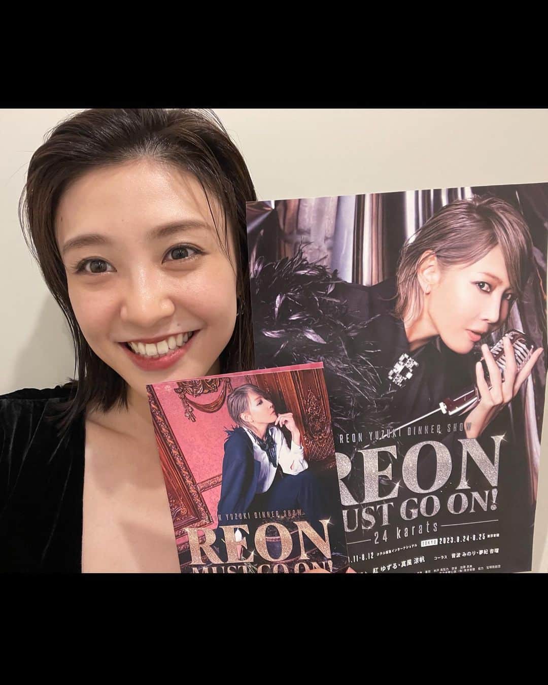 のインスタグラム：「今日は「REON MUST GO ON!」ディナーショーに行かせていただきました🥹 柚希さんの大きな素晴らしさに温かくも感動の涙が止まりませんでしたし紅さんの素敵さにもお人柄にも涙で…音波さん夢妃さんのお心にも… そしてゆりかさんが登場され歌われるとまた涙が滝のようで… そして温かいお客様とも、お隣でしたお優しい夢莉さんとも楽しい時間となりました😌💗  私は柚希さんのロミオとジュリエットを見て宝塚に入ることを決めましたのでその時の曲をこんなにもお近くで聞けることができて胸がいっぱいでしたし、私自身心も改まりました！！！  沢山学びとエネルギーをいただきましたので私も頑張ります🫡🫡💪💪  #REON MUST GO ON! #柚希礼音　さん #紅ゆずる　さん #真風涼帆　さん #ゆりかさん #音波みのり　さん #夢妃杏瑠　さん」