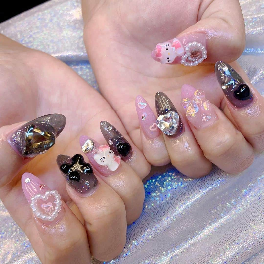 月代来実のインスタグラム：「キティちゃんねいる🐱🎀 くり抜きハートきゃわ〰️♡ . . . . . #nail #キティネイル #キャラクターネイル #スカルプ #スカルプネイル #黒ピンクネイル #ギャルネイル #ピンクネイル #ごてごてネイル #instagood #instalike #nailart #f #l #fyp」