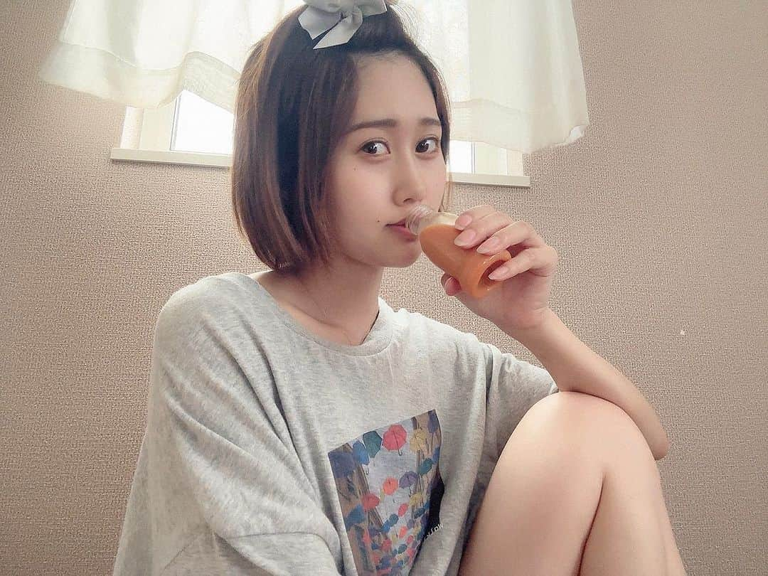 釘町みやびのインスタグラム：「🧃  最近は午後もがんばろー！の1本✨ 高麗人参と乳酸菌 をごくごくするのが日課です🥕  美味しくてやる気出るから、今日も頑張れた☺️  高麗人参エキス、カシス抽出物、ウコン抽出物、 そして熟成黒酢まで配合！🔥  わりと黒酢感あって、サッパリします✨ ナイトケアやお疲れ様ケアにお勧めらしいです✨  私的には抗酸化ビタミンが入ってるのがデカくて 健康維持を助けてくれるのありがたい〜👏🏻💗  飲み物系って無理なく続けやすくていいよね！ 明日もこれ飲んでがんばるぞ〜✨  (飲んですぐ舌がオレンジなの可愛い◎笑)  ． ．  PR @nobel_official_  #高麗人参  #腸活  #疲労回復  #滋養強壮  #エナジードリンク  #乳酸菌  #プロバイオティクス  #栄養補給  #健康維持  #抗酸化作用  #美容マニア  #大人女子  #体内美容  #beauty  #drink」