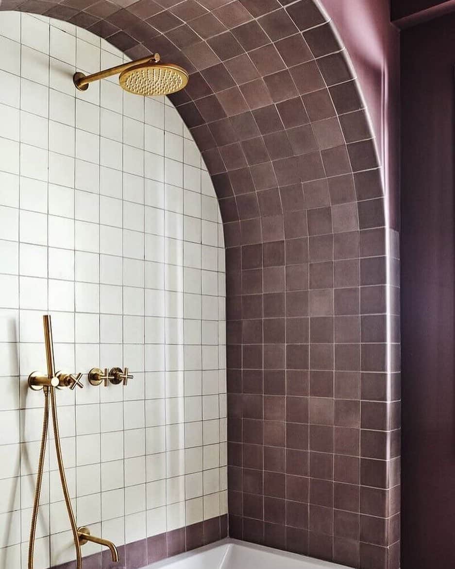 Homepolishのインスタグラム：「Bathroom goals - fantastic design inspo from Casa Josephine @casajosephine  Via @thenordroom photo Mirta Rojo  #tilestyle #niche #interiordesign」