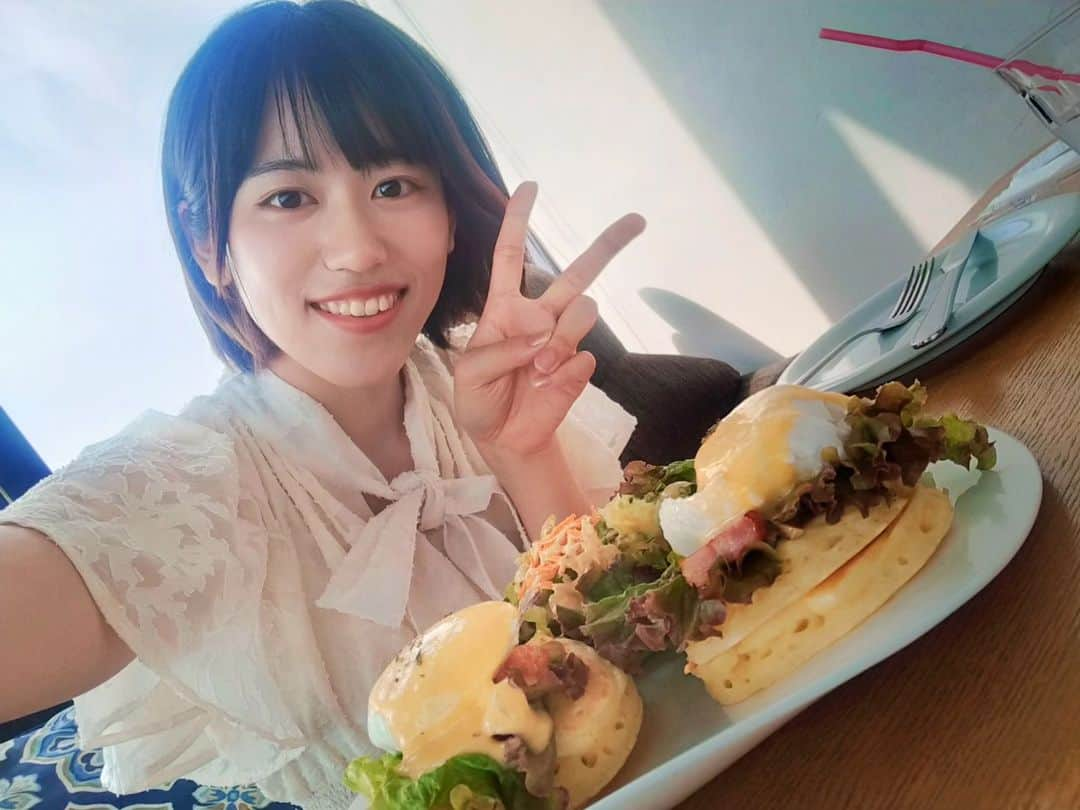 渡辺彩乃のインスタグラム：「お盆は一日だけライブがお休みだったので海の見えるお洒落なカフェに行って来た✨✨✨ 久しぶりに大好きな母と色んなお話ができてとてもいい時間でした☺️  エッグベネディクトがすごく美味しかった！ かき氷がめっちゃ面白かったです🍧  #海 #カフェ #エッグベネディクト #パンケーキ #かき氷 #抹茶」