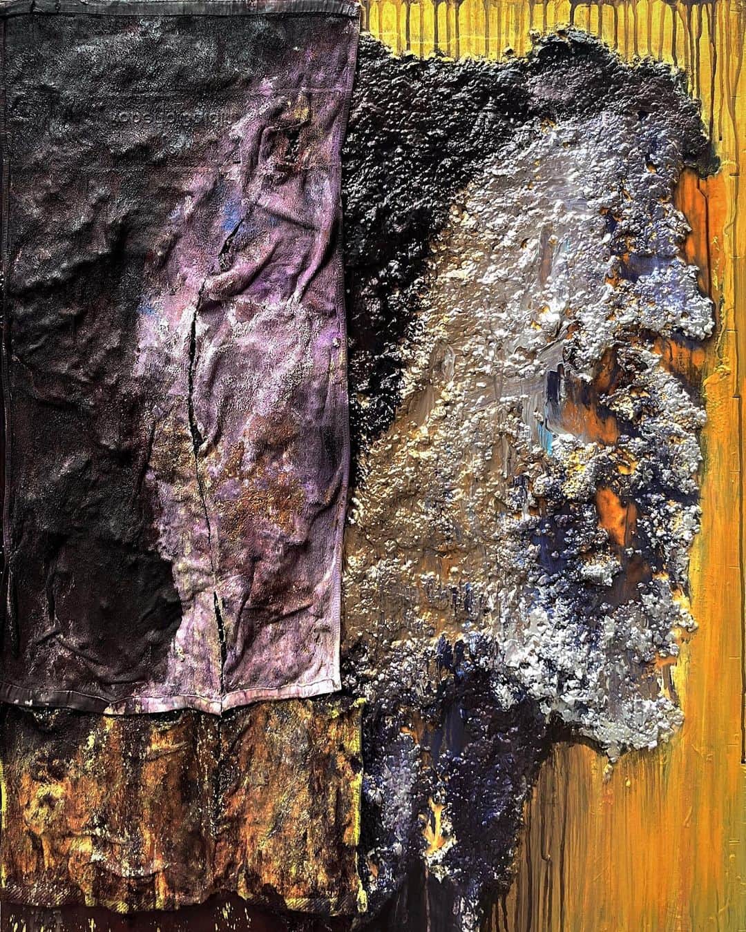 ヒョンミン のインスタグラム：「고독 1 100x80cm Mixed Media on Wood Panel 2023  ‘먼 길 돌아왔지만, 가는 길에 필요한 시련이었다.’  이번엔 고양이 화장실용 두부국시 모레와 젯소를 섞고 바니쉬와 커피 가루를 섞어 밑 작업을 했다. 재료가 굳으면서 판넬 위에 생각지도 못한 불규칙한 형상의 사물을 만든다. 페인팅하기에 제약이 걸린다. 평평한 빈 캔버스 위에 물감을 칠하는 게 아닌 울퉁불퉁한 비포장 도로위에 그림을 그려야 하는 느낌이다. 시선이 방해되고, 망설여지고, 망하면 돌이킬 수 없다는 부담감을 안고 이런 시도를 한 이유는 사물을 계속해서 다른 시각으로 보기 위함이다. 불규칙해 보이는 형태에도 나름대로의 규칙이 있었고 집중하다 보면 우연히 어떤 지점에서 놀랍게도 유난히 소리내고 있는 형태가 보이기 시작한다. 그걸 찾아 물감을 얹어 조금씩 다듬어 간다. 시간도 많이 들고 어렵다. 이미 인식하는 걸 의심해야 하고 이전엔 알 수 없었던 것들 알게 된다. 힘들지만 가치 있고 재밌다.」