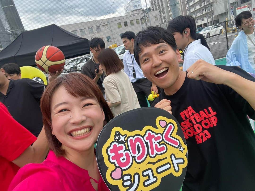 有田優理香のインスタグラム：「🏀  バスケワールドカップ盛り上げ企画⛹️ ピタニューとコラボ👏  大尊敬する森さんと同期の吉弘くんが対戦！！！ 応援に行かないわけないやろ🔥🔥🔥 最強のモブキャラとして大声援を送りました💪  ホームテレビチームとワイワイできて楽しかったです🐣 ありがとうございました！😆  #広島テレビ #テレビ派 #ホームテレビ #ピタニュー #バスケワールドカップ #アナウンサー #同期 #吉弘世代」