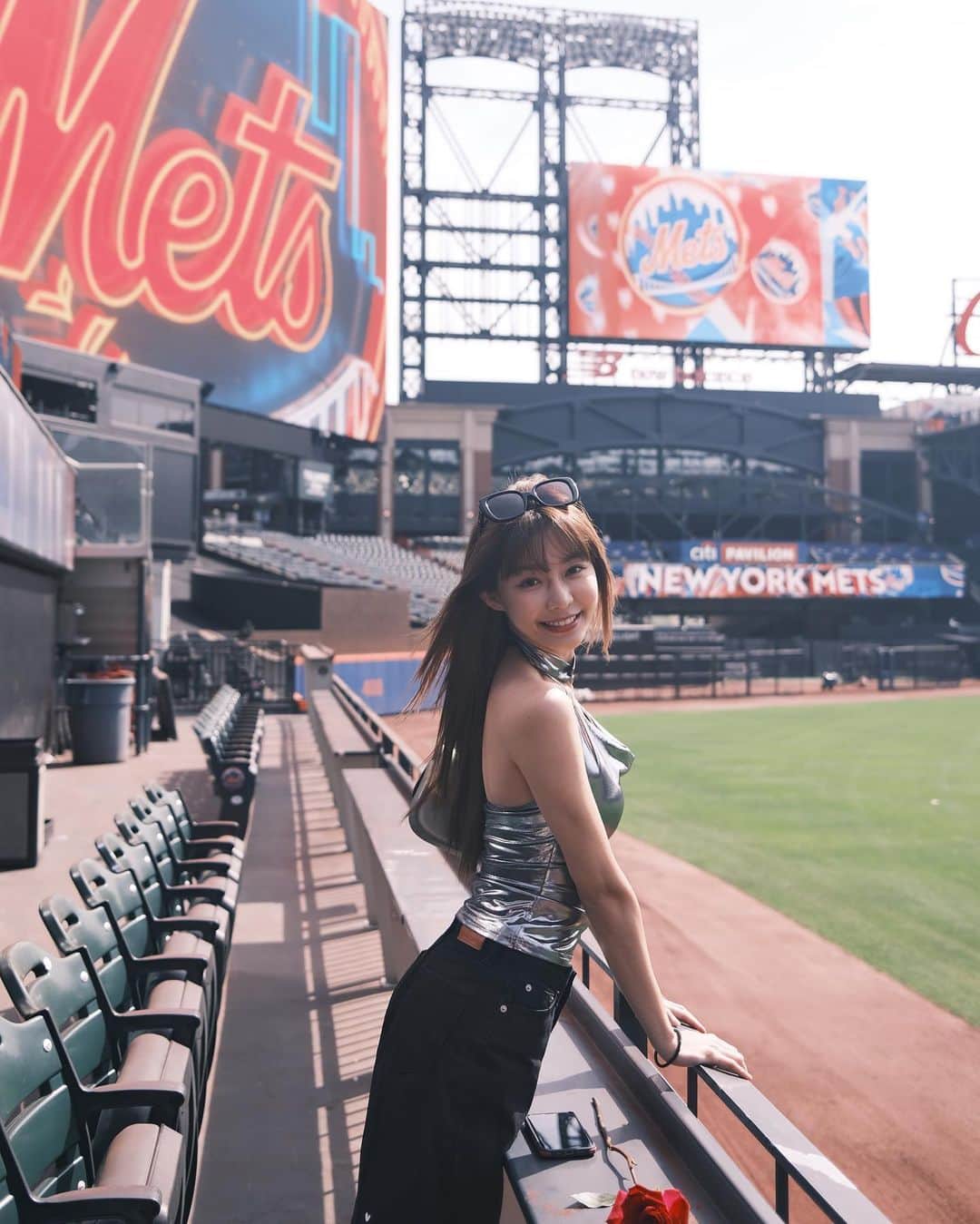 Yuriのインスタグラム：「來MLB紐約大都會隊彩排✨結果一到球場就聽到球場播放的全部都是樂天女孩們的團體單曲跟個人單曲！❤️太感動了～～大家還難得可以在空曠的球場大奔跑坐下曬太陽！幸福的一天🕶️」