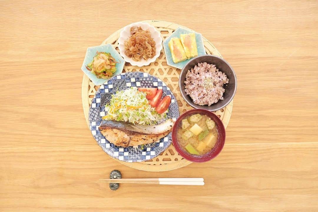 のインスタグラム：「*** 今日のごはんでした。  ぶりの塩バターソテー キャベ千サラダ、トマト クラゲときゅうりの和え物 豚バラとしらたきのすき煮 明太だし巻きたまご お豆腐とオクラのおみそ汁 雑穀米  前に作った塩バターソテーが 美味しかったので再チャレンジ。  また明日、お休みなさい🎐」