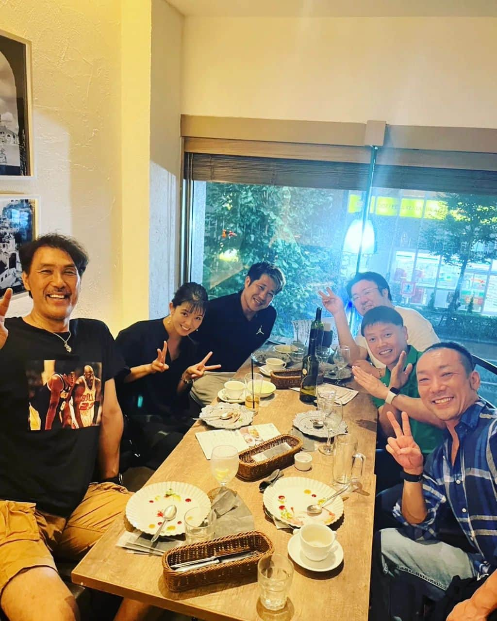 郷司利也子さんのインスタグラム写真 - (郷司利也子Instagram)「スポーツな会。  バスケットボール　石橋さん 体操　　田中光さん スポーツアナウンサー　　松本圭佑さん  小谷先生と八木先生  私以外は皆様教える側の方です。  大学で教えている先生もいらっしゃって、いつも見ている私のスポーツ視点とは少し違った角度で、スポーツというものを学ばさせていただきました。 良い勉強です。  スポーツの知識は社会に出てからも役に立つ知識という言葉が出てきました。  私も大嫌いだったスポーツに携わるようになりまして、素敵な出会いもたくさんあり、生きていく上での知恵も授かったような気がします。  スポーツに出会っていなかったら、生意気クソヤロー（汚い言葉でごめんなさい🙇）のまま私は中年を迎えていただろうと思います笑  次の会が楽しみです！  #ボクシング#ゆるっとダイエット#ボクシングエクササイズ#クリスタルジム#エクササイズ#トレーニング#ダイエット#アラフォーダイエット#格闘技エクササイズ#格闘技女子#格闘家#アラフォー#ダイエット日記#プロボクサー#ボクサー#筋トレ#腹筋#ボクシングエクササイズ#フィットネス#フィットネス女子#運動嫌い#運動苦手」8月24日 23時27分 - goshiriyako