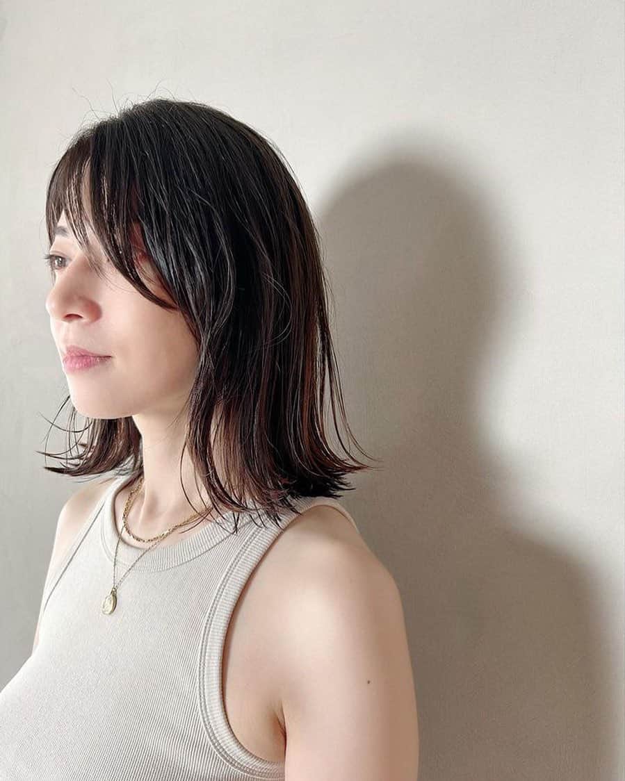 月船さららのインスタグラム：「昨日、久々の美容院でした✨ 仕上げは巻いてデザインしてくださいましたが、かなりシンプルストレート。 もう少し伸ばしてみよ🙌」