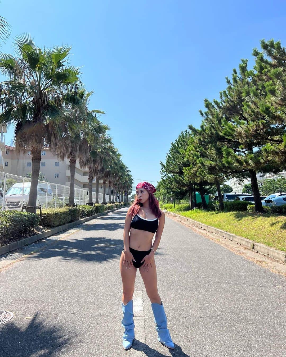 ヒロタナギサのインスタグラム：「_  舞子浜が最強説に気づいた8月終盤🤍 来年絶対舞子浜めっちゃいく🙋‍♀️笑  水着と絶対合わせて見たかった デニムのウエスタンブーツ、 9月 @luanaaina_official で発売します🤠 まじで足激盛れ案件♡ お楽しみに❤️‍🔥」