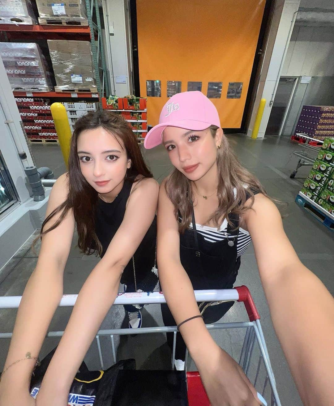MAYUのインスタグラム：「Costco...🍕💙❤️💙⠀」