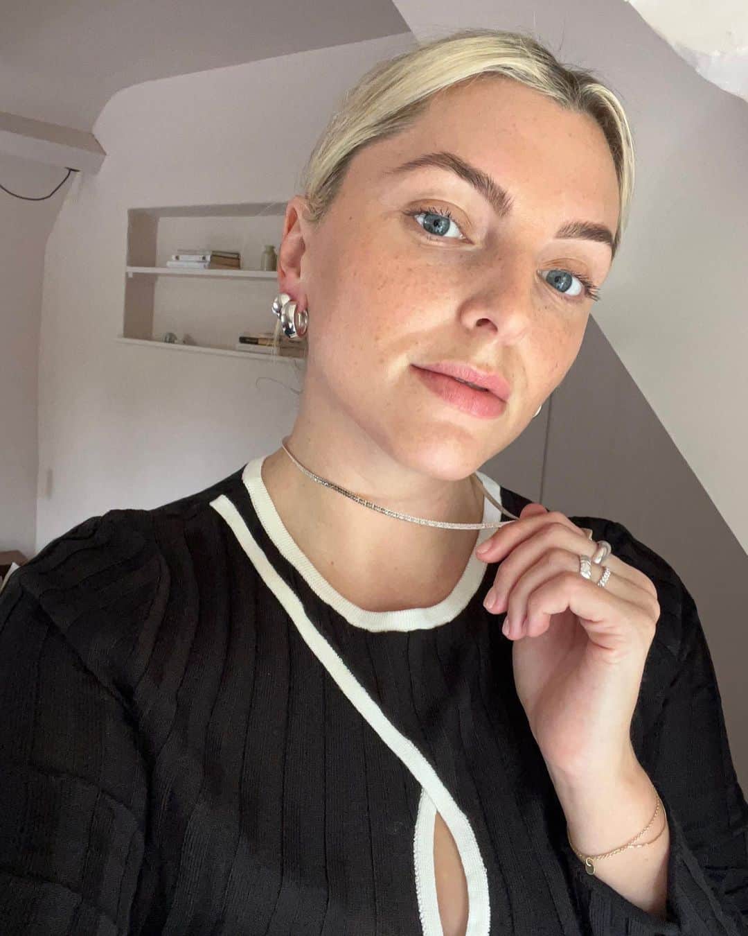 Estée Lalondeのインスタグラム：「It’s a silver girl summer & nobody does silver looks like @esteelalonde 💁🏼‍♀️」