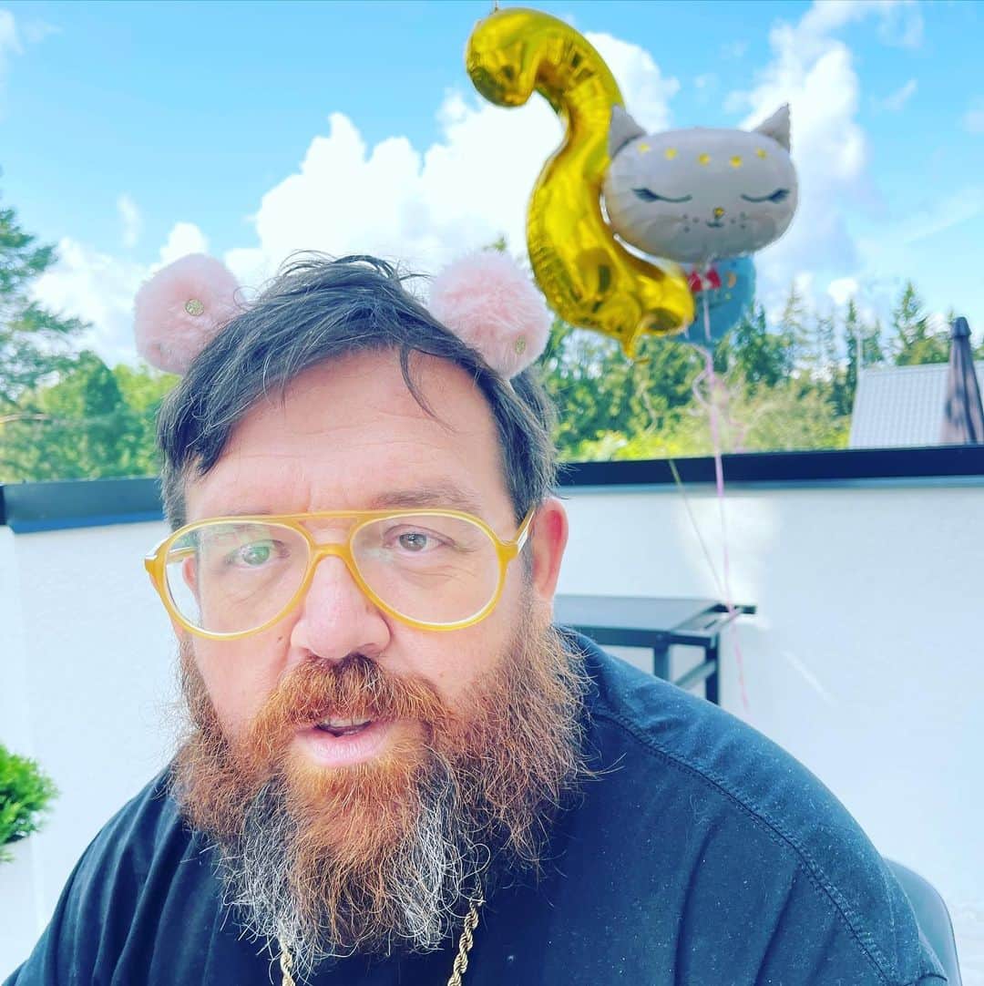 ニック・フロストのインスタグラム：「They grow up so fast! 🎂🎈👨🏻‍🍼」