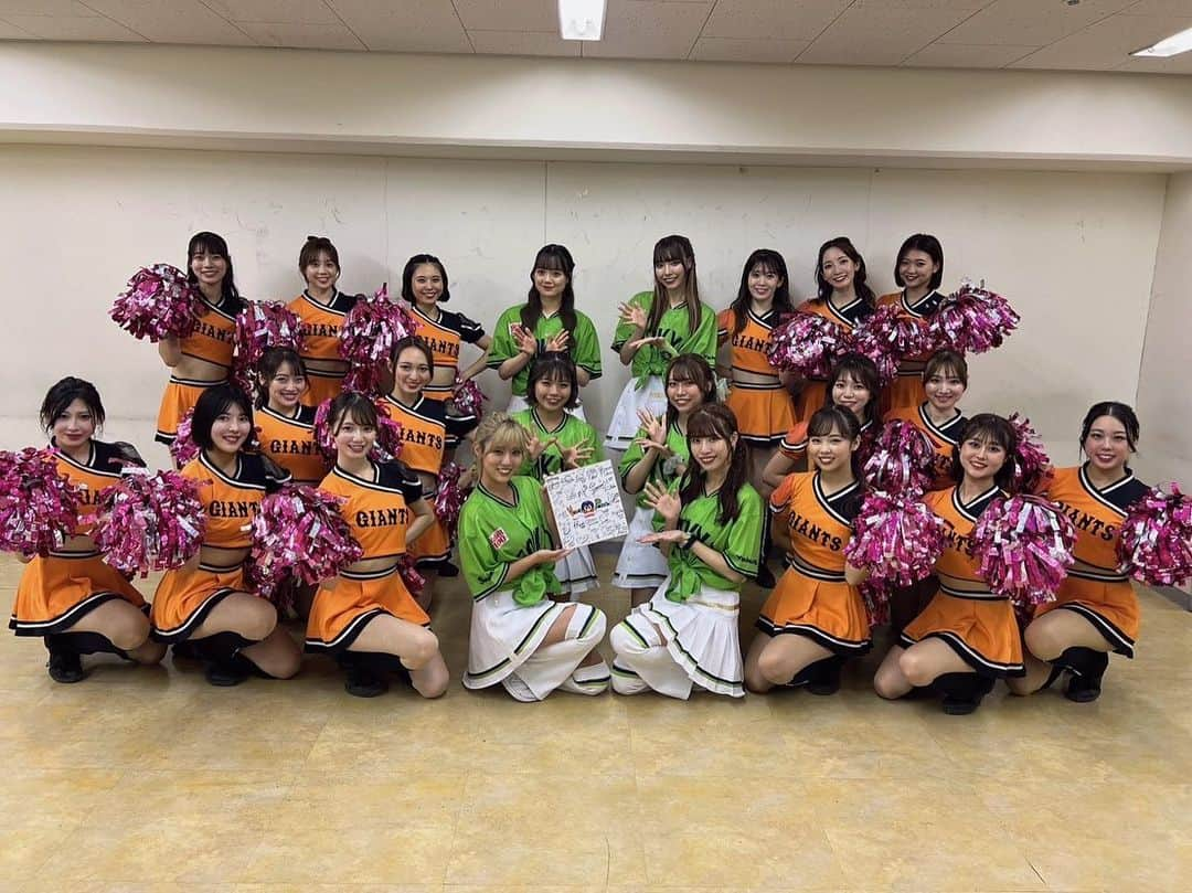 Passionさんのインスタグラム写真 - (PassionInstagram)「【💚TOKYOシリーズ🧡】 ⁡ TOKYOシリーズ 読売巨人軍公式マスコットガールVENUSさんとの スペシャルコラボパフォーマンスは いかがでしたか😳✨？ ⁡ VENUSさんとのコラボは オープニングダンス、そしてイニング間4回にパフォーマンスさせて頂きました💚🧡 ⁡ ありがとうございました😌☘️ ⁡  明治神宮野球場での東京シリーズ💚 VENUSさんは9月5日(火)にご来場いただきます！ コラボパフォーマンスお楽しみに🗼  ⁡ ⁡ #東京ヤクルトスワローズ #東京 #ヤクルト #スワローズ#TEAMSWALLOWS #Swallows #YS #パッション #Passion2023 #プロ野球 #情熱 #燕パワー #TOKYOシリーズ  #東京ドーム #チアコラボ #VENUS ⁡ ⁡」8月24日 23時36分 - ys_passion_official