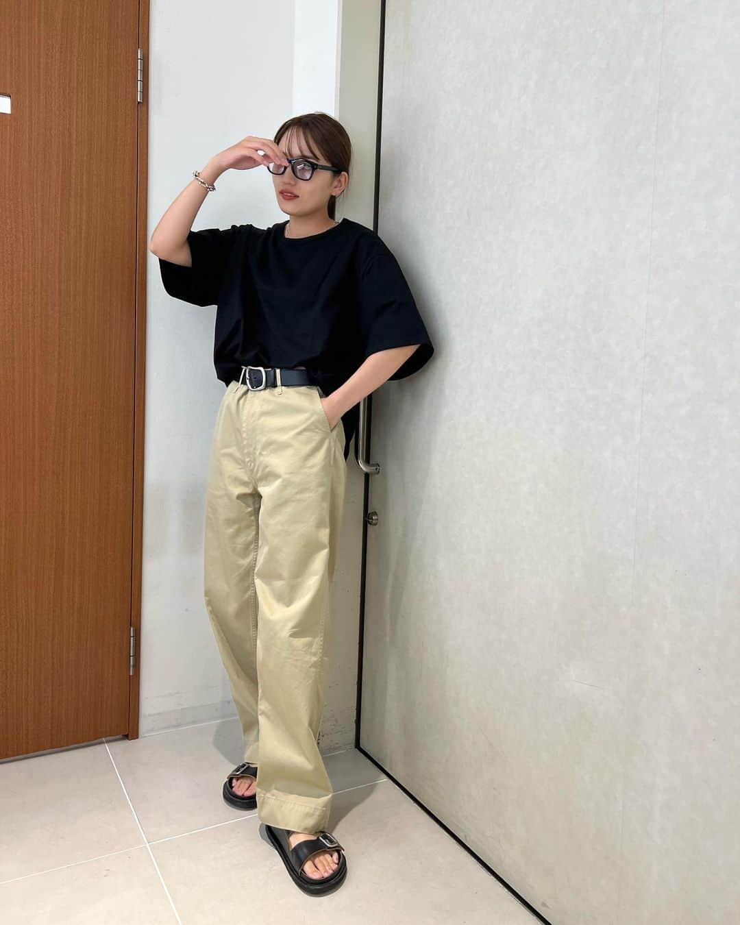 川口春奈さんのインスタグラム写真 - (川口春奈Instagram)「河北大先生とドド大先生が作った素敵なオサレなTシャツ。🦖 私が着てます白はS。黒はL。サイズが違うだけで表情がこんなにも違うのねー。結局シンプルなのが一番よねー。とりあえずコレ着てればなんだか洒落るし夏越せそう。みんなもゲトってね🤟生地がしっかりしてるからガシガシ洗えるのも優勝です。」8月24日 23時36分 - haruna_kawaguchi_official